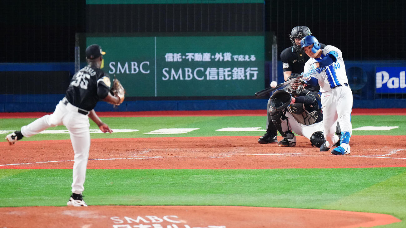 DeNA対ソフトバンク　4回裏DeNA2死、二塁打を放つ井上朋也。投手リバン・モイネロ（撮影・鈴木みどり）
