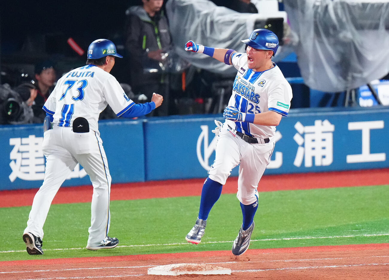 DeNA対ソフトバンク　8回裏DeNA1死一、二塁、3点本塁打を放ちガッツポーズする筒香嘉智（撮影・鈴木みどり）