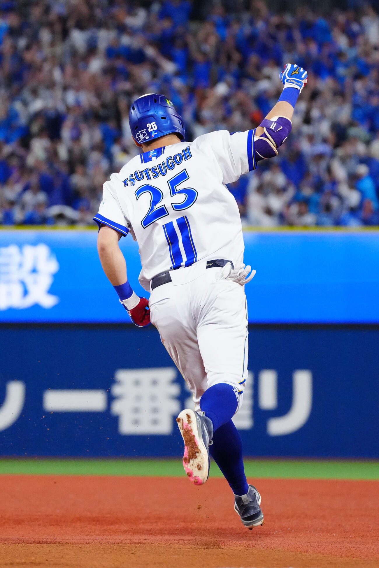 DeNA対ソフトバンク　8回裏DeNA1死一、二塁、3点本塁打を放ち、ガッツポーズを見せる筒香嘉智（撮影・江口和貴）
