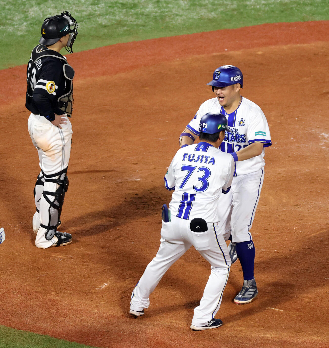 DeNA対ソフトバンク　8回裏DeNA1死一、二塁、筒香嘉智（右）は3点本塁打を放ち笑顔で生還。捕手山本祐大（撮影・浅見桂子）