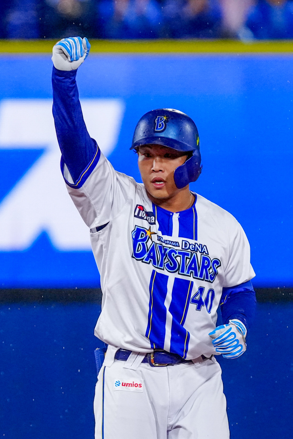 DeNA対ソフトバンク　2回裏DeNA1死一塁、二塁打を放ち、ガッツポーズを見せる井上朋也（撮影・江口和貴）