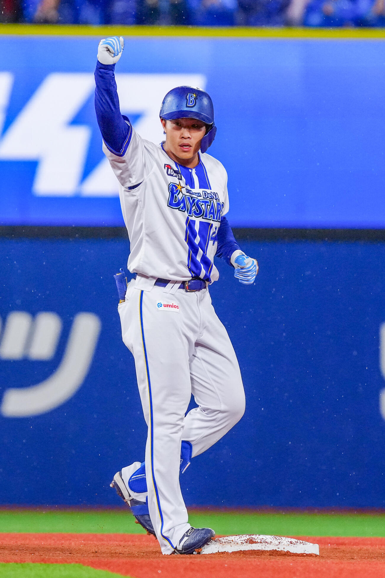 DeNA対ソフトバンク　2回裏DeNA1死一塁、二塁打を放ち、ガッツポーズを見せる井上朋也（撮影・江口和貴）