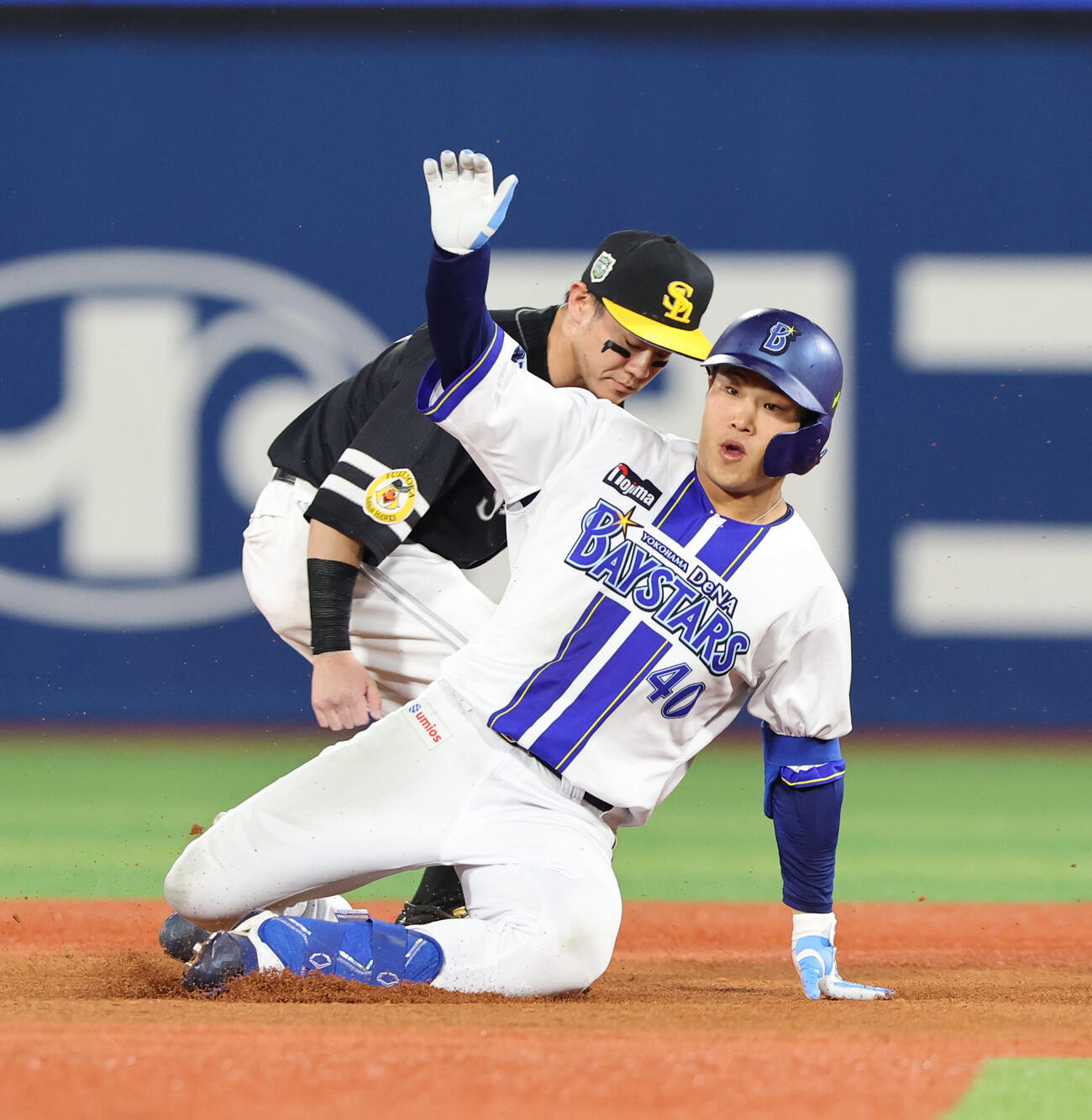 DeNA対ソフトバンク　4回裏DeNA2死、井上朋也は左越え二塁打を放ち滑り込む（撮影・梅根麻紀）