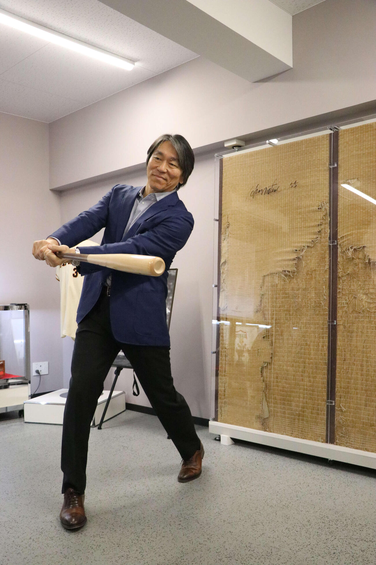 「松井畳」の前でスイングした松井氏（2025年5月撮影）