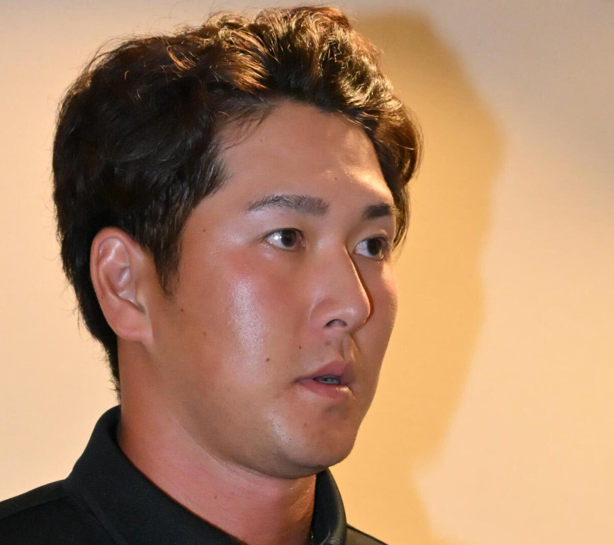 戦力外通告を受け報道陣の取材に応じるソフトバンク秋広優人（撮影・林敢治）