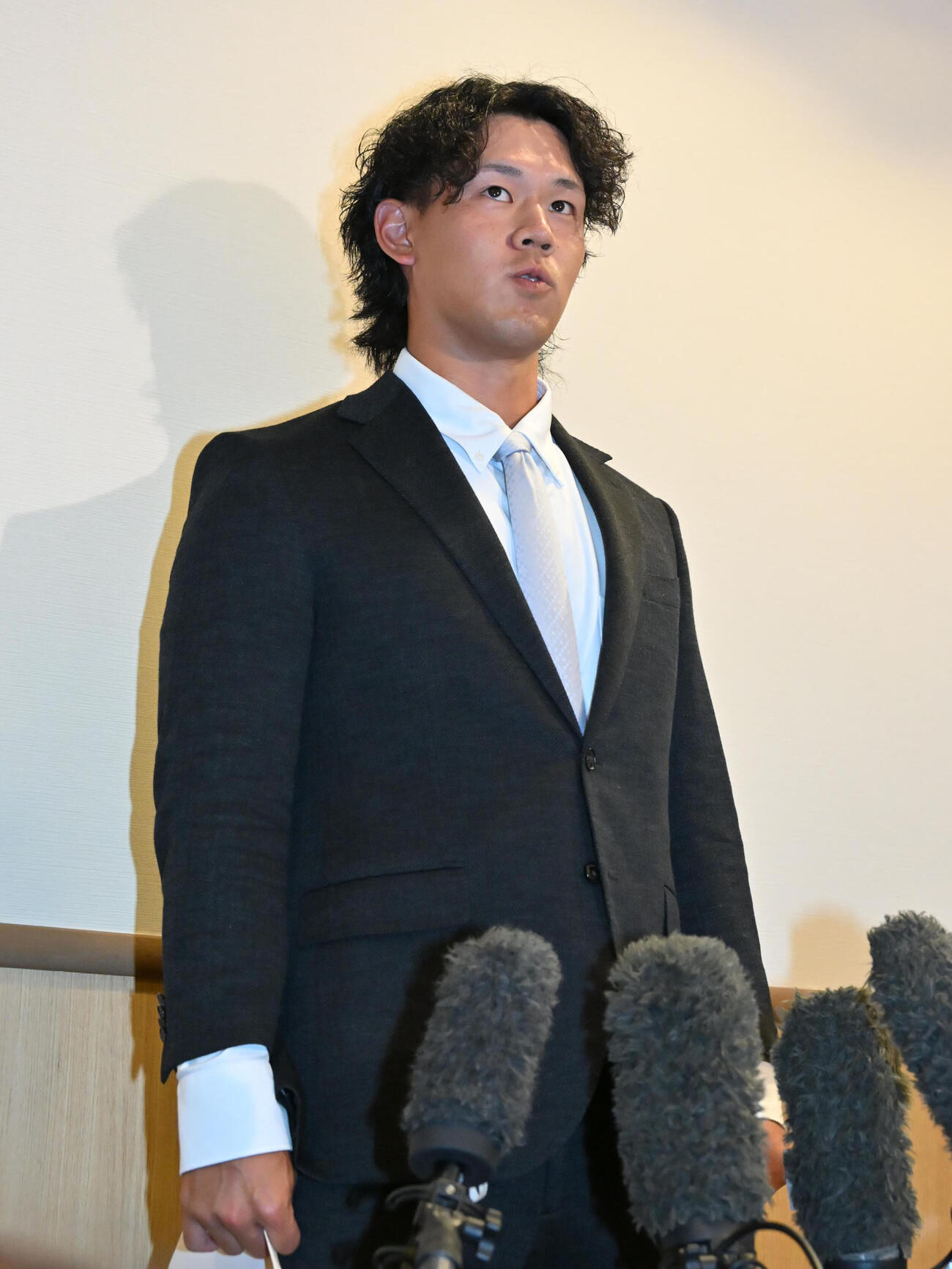 戦力外通告を受け報道陣の取材に応じるソフトバンク岩井俊介（撮影・林敢治）