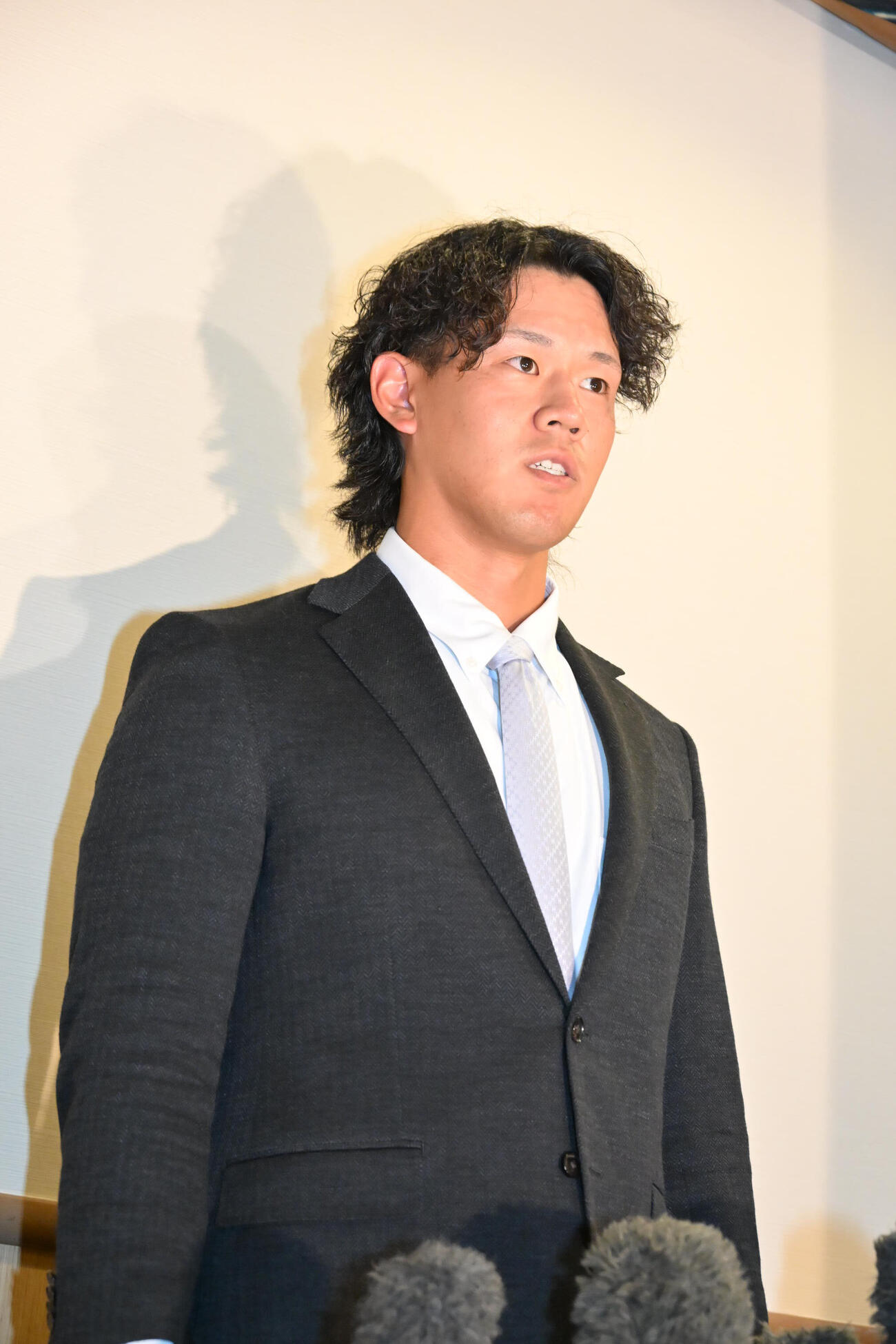 戦力外通告を受け報道陣の取材に応じるソフトバンク岩井俊介（撮影・林敢治）