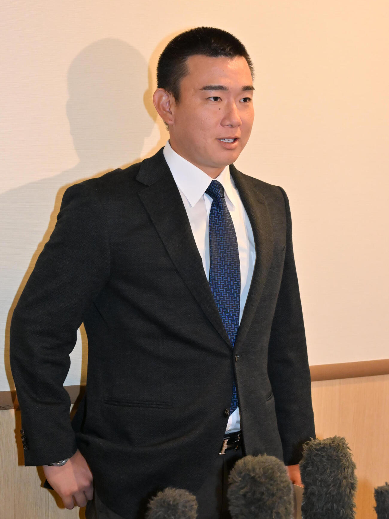 戦力外通告を受け報道陣の取材に応じるソフトバンク中村稔弥（撮影・林敢治）