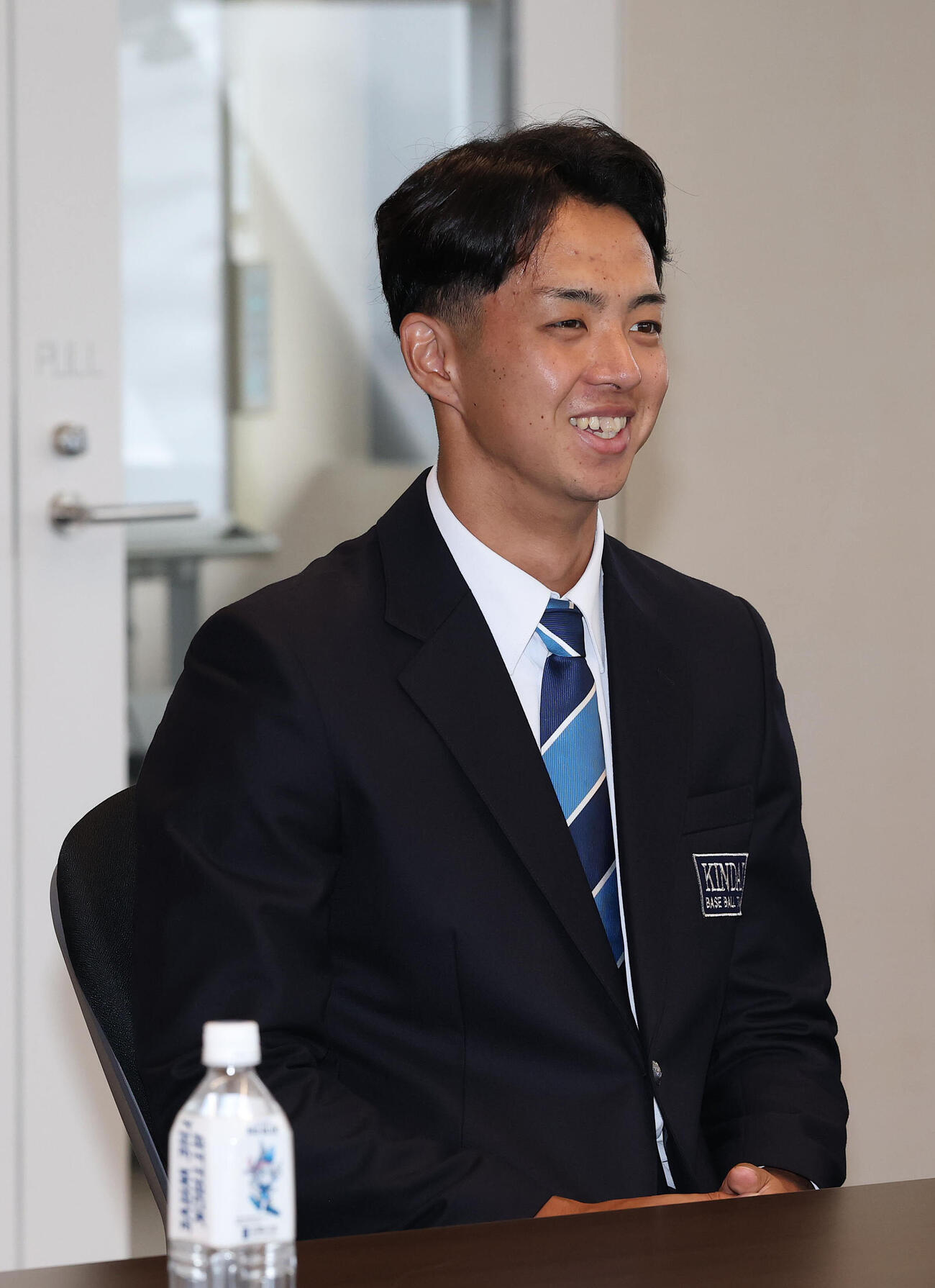 指名あいさつで笑顔を見せる中日ドラフト1位の近大・宮原廉（撮影・白石智彦）