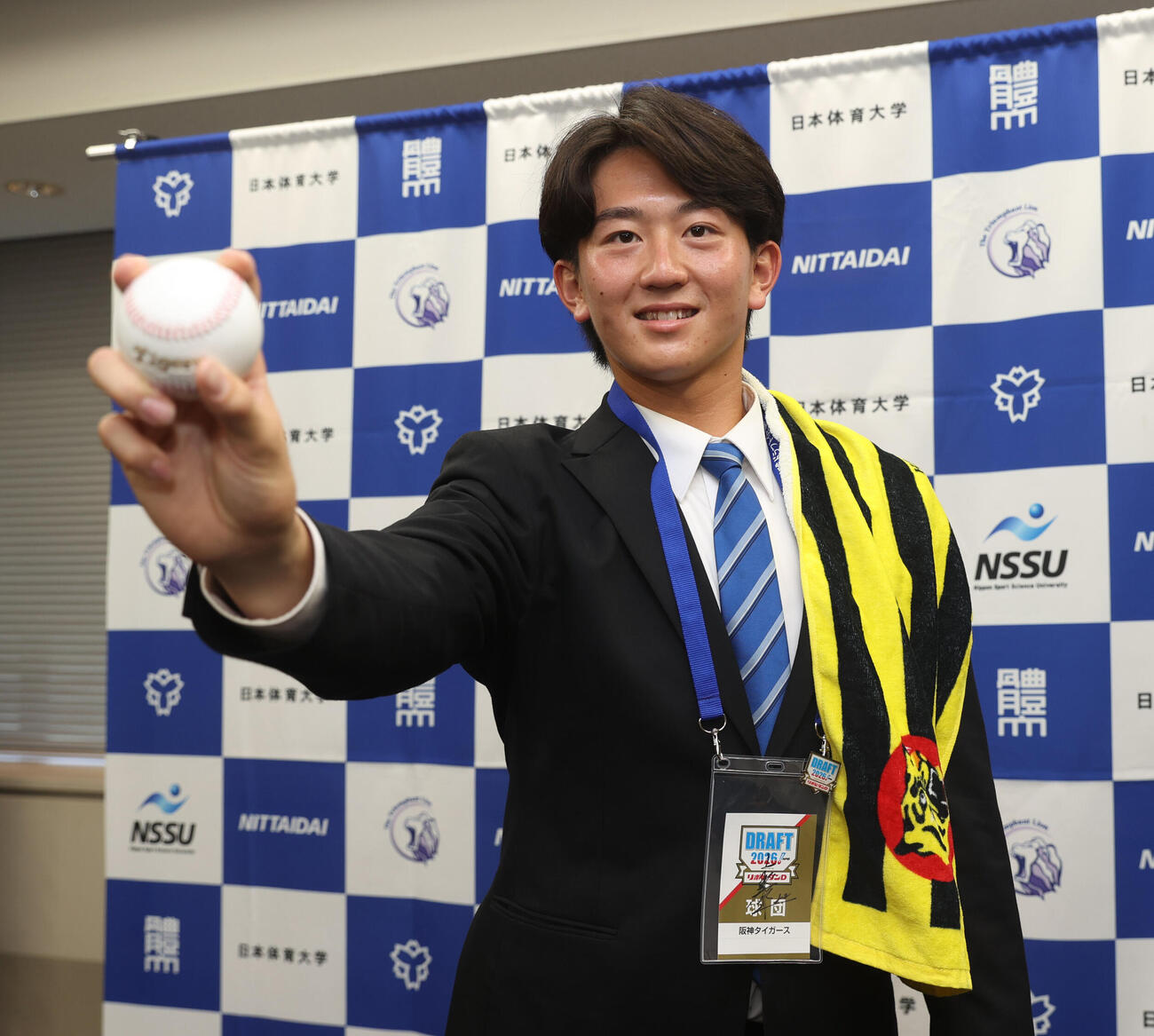 指名あいさつの後、阪神2位指名の日体大・馬場拓海はポーズを決める（撮影・柴田隆二）