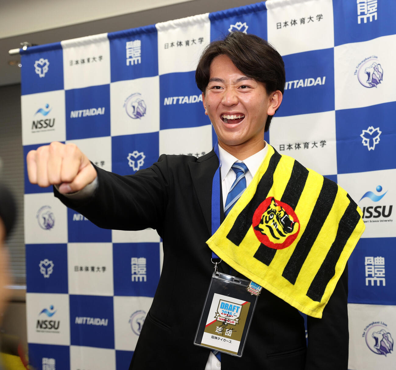 阪神の指名あいさつを受けた後、ドラフト2位の日体大・馬場拓海はポーズを決める（撮影・柴田隆二）