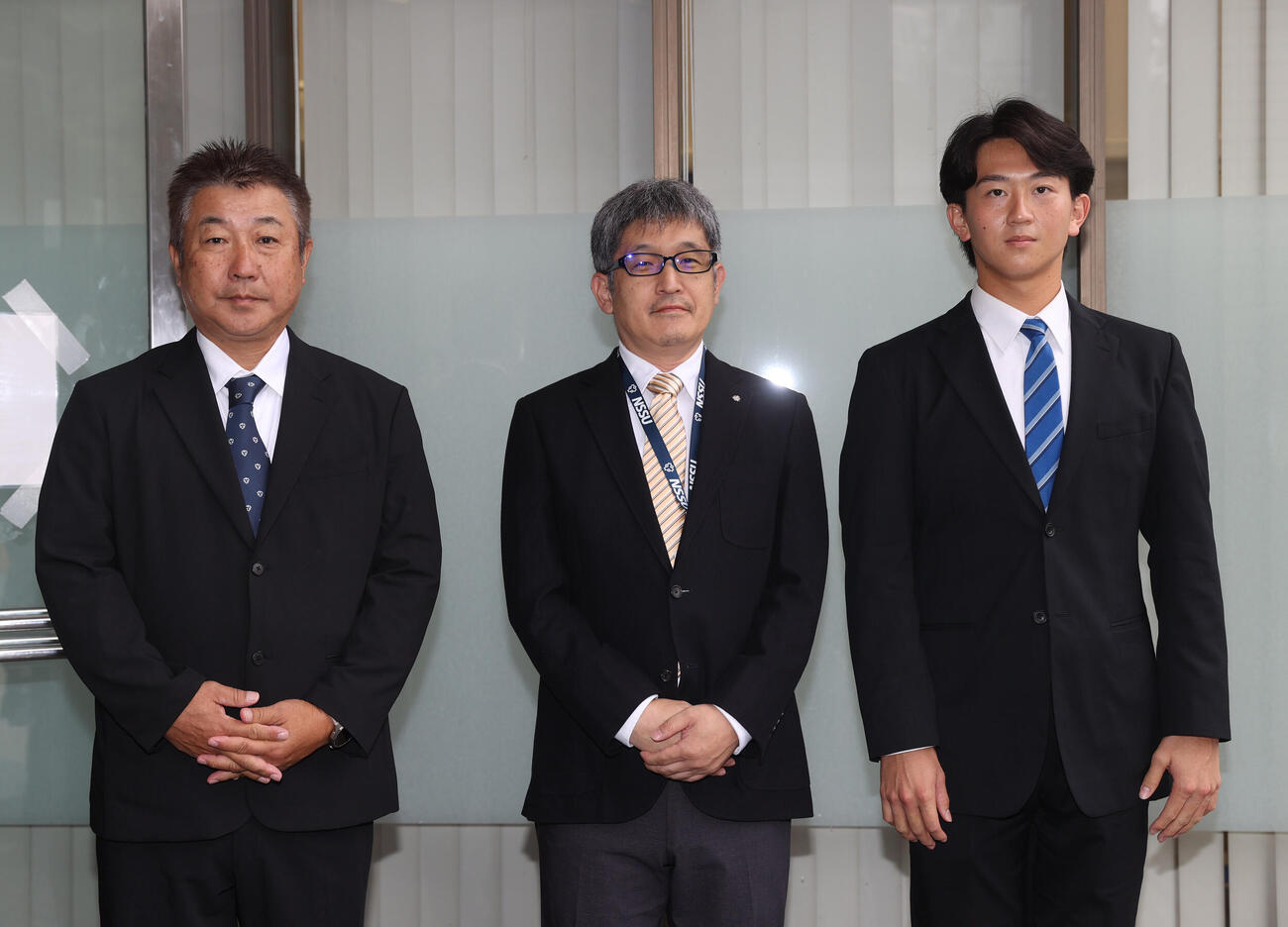 左から日体大野球部の古城隆利監督、大石健二部長、阪神2位指名の馬場拓海（撮影・柴田隆二）