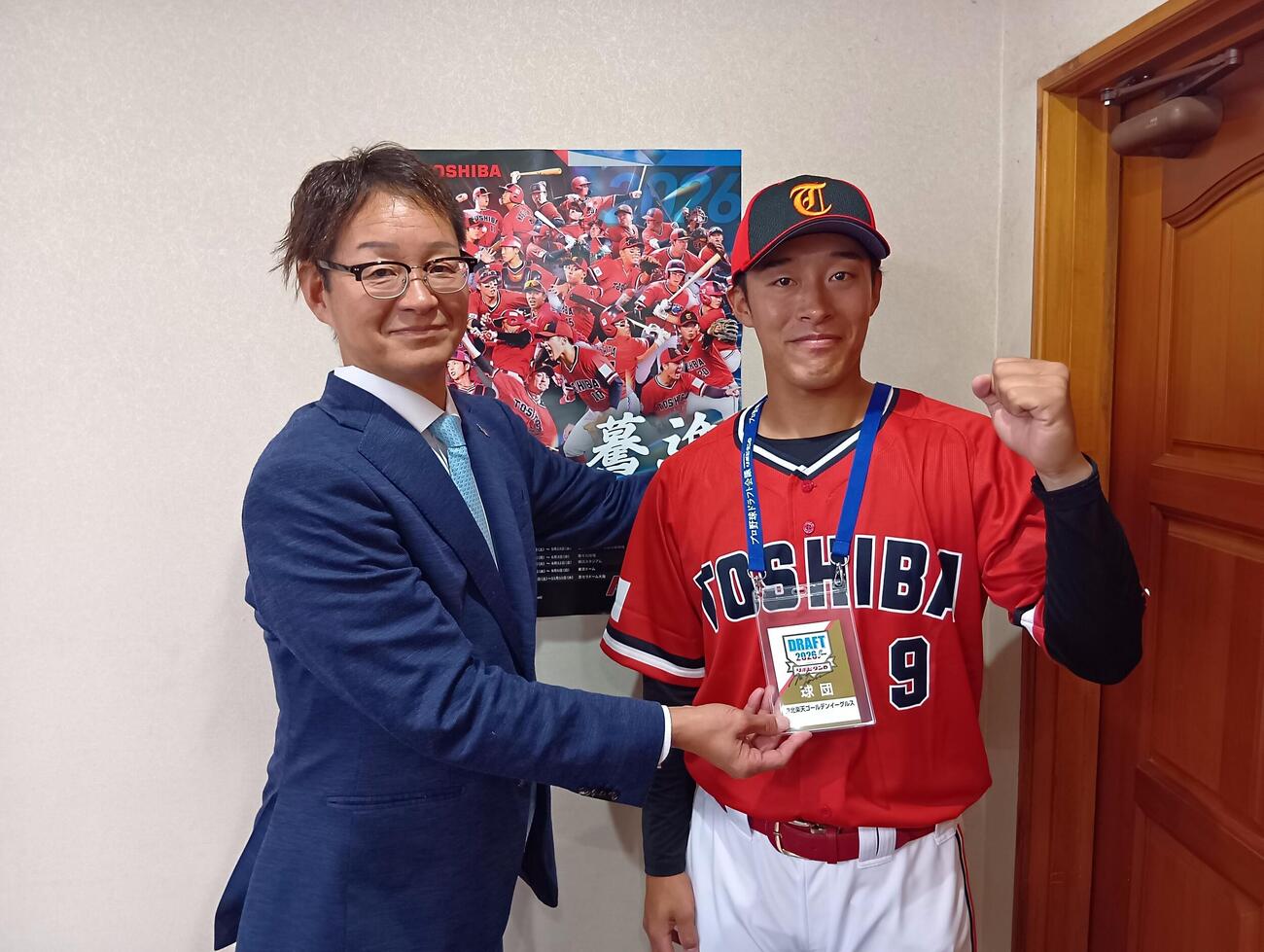 楽天側から指名のあいさつを受けたドラフト4位の東芝・萩原義輝捕手（右）と担当の部坂スカウト