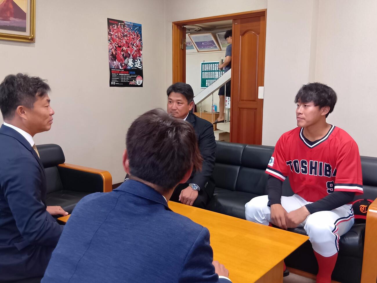 楽天側から指名のあいさつを受けたドラフト4位の東芝・萩原義輝捕手（右奥）。左奥は東芝の大河原正人監督、手前左が楽天愛敬スカウト部長、手前右が担当の部坂スカウト