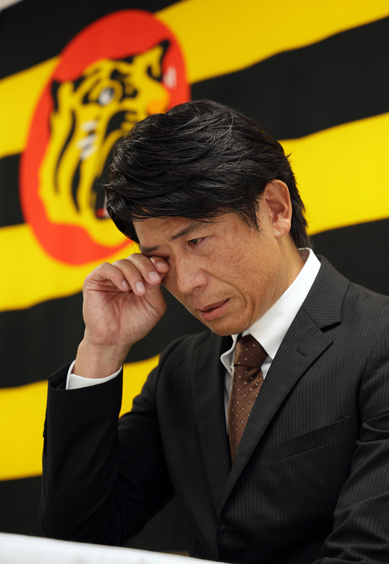 阪神の2軍打撃コーチに就任した的場寛一氏は、阪神復帰に涙を流す（撮影・宮崎幸一）