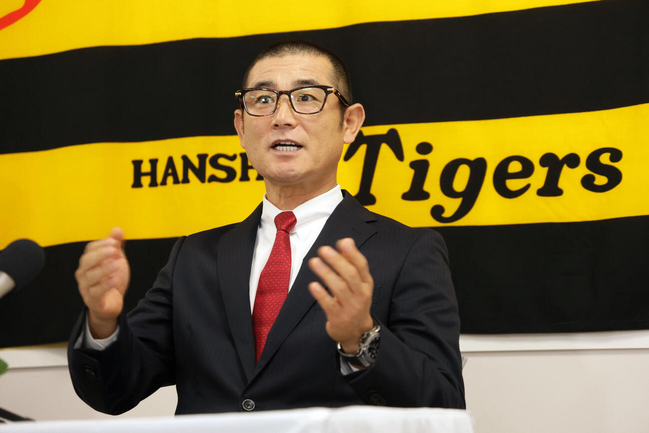 阪神の1軍打撃コーチに就任した坪井智哉氏は抱負を語る（撮影・宮崎幸一）