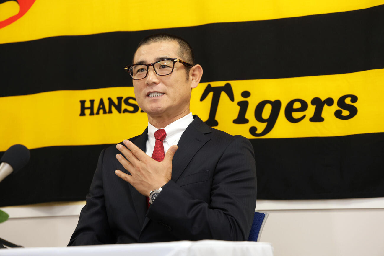 阪神の1軍打撃コーチに就任した坪井智哉氏は抱負を語る（撮影・宮崎幸一）