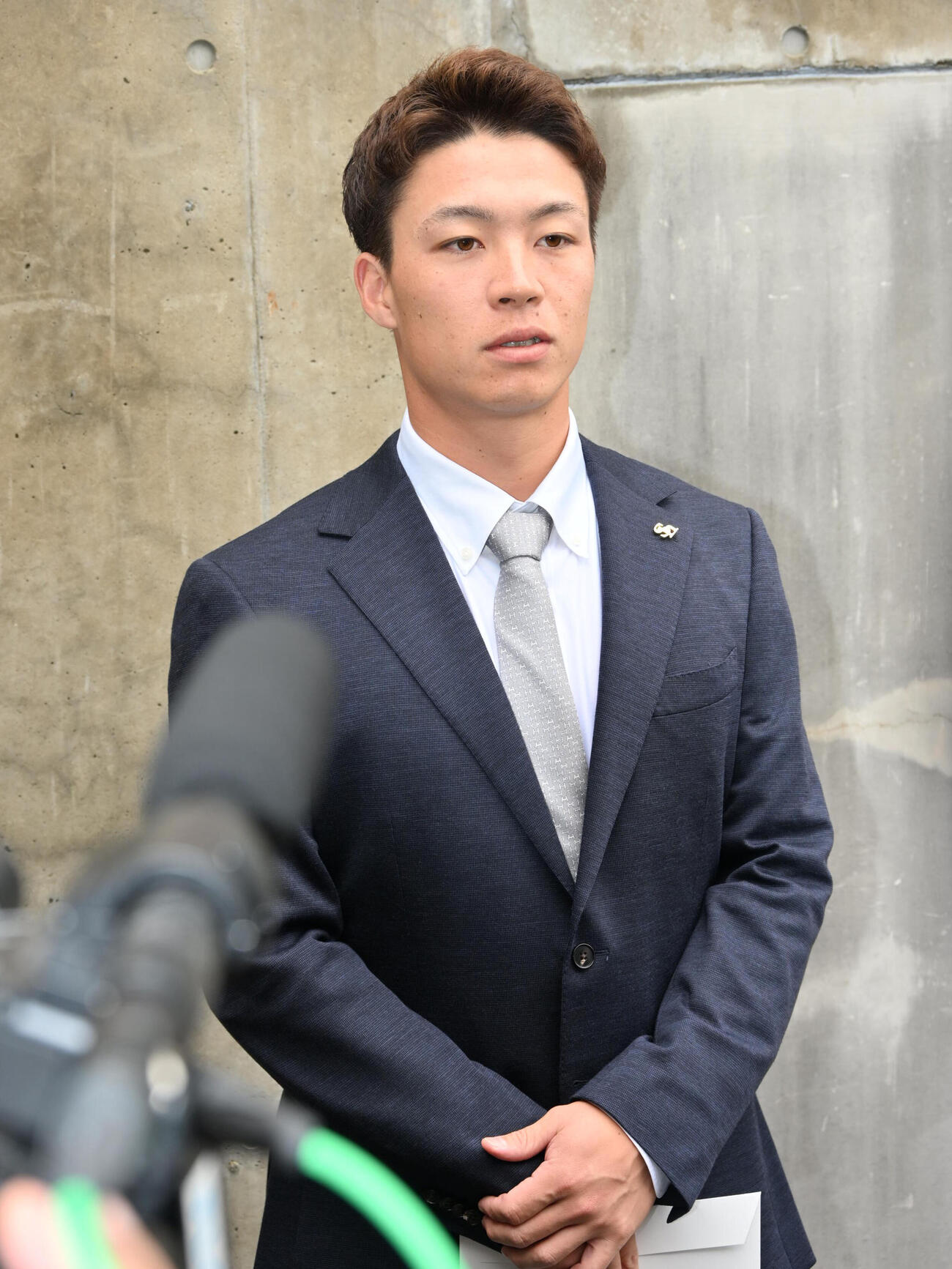 来期構想外を告げられ報道陣の取材に応じるソフトバンク牧原巧汰（撮影・林敢治）