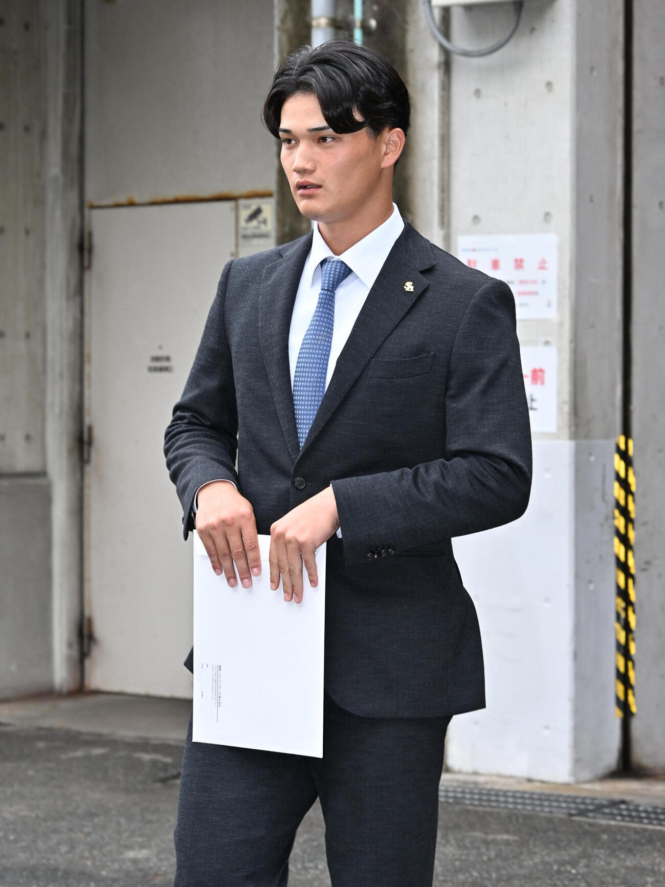 来期構想外を告げられ報道陣の取材に応じるソフトバンク田上奏大（撮影・林敢治）