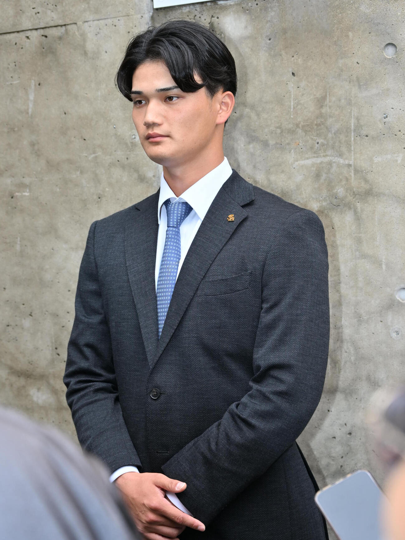 来期構想外を告げられ報道陣の取材に応じるソフトバンク田上奏大（撮影・林敢治）