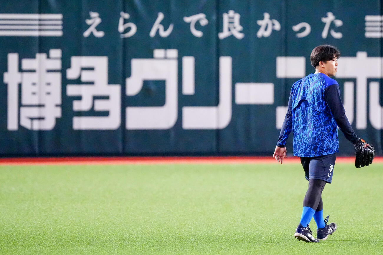 みずほペイペイドームでの練習に向かうDeNA東克樹（撮影・江口和貴）