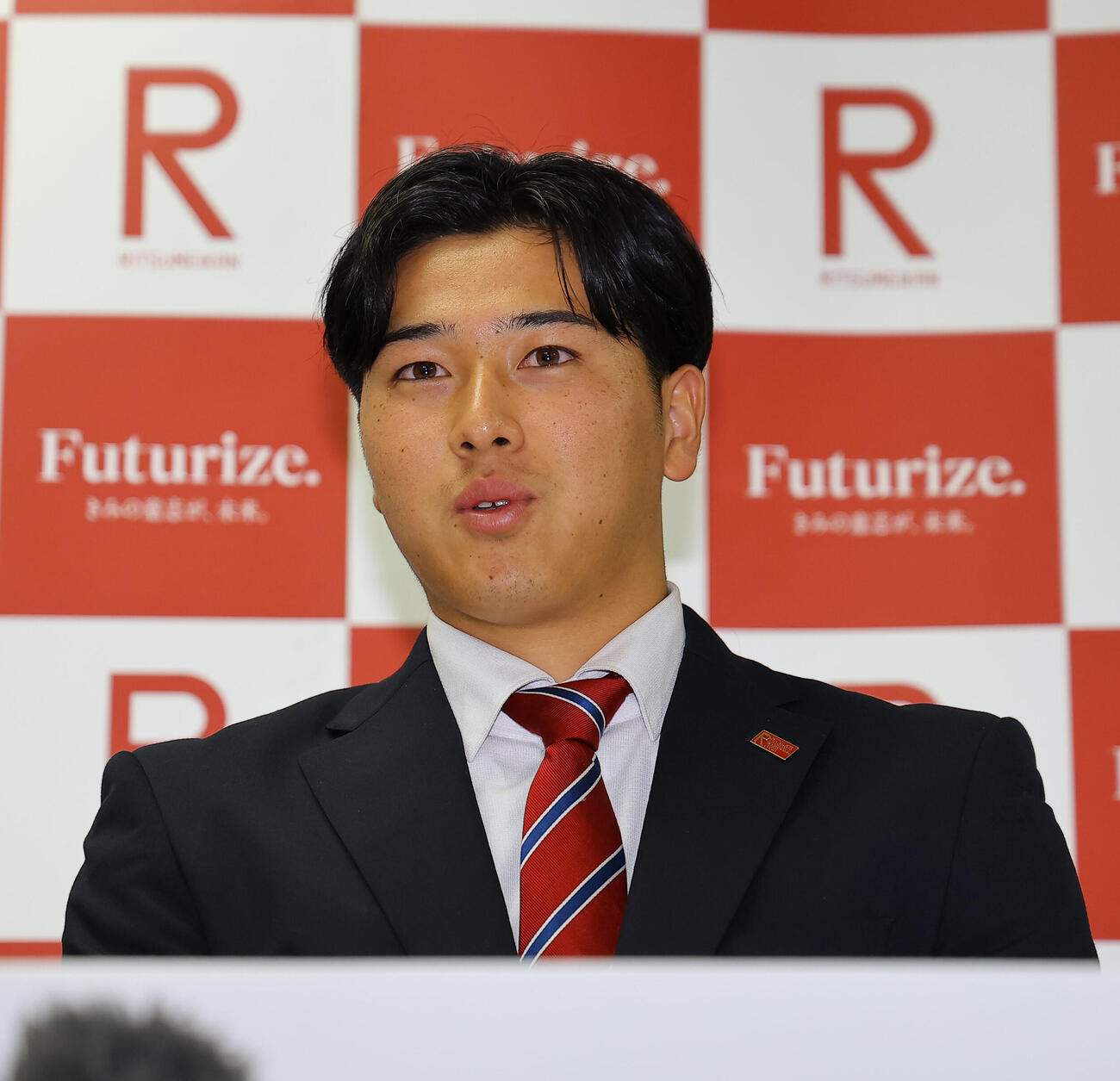 指名あいさつを受けたソフトバンクドラフト2位の立命大・有馬伽久は会見で意気込みを話す（撮影・上田博志）