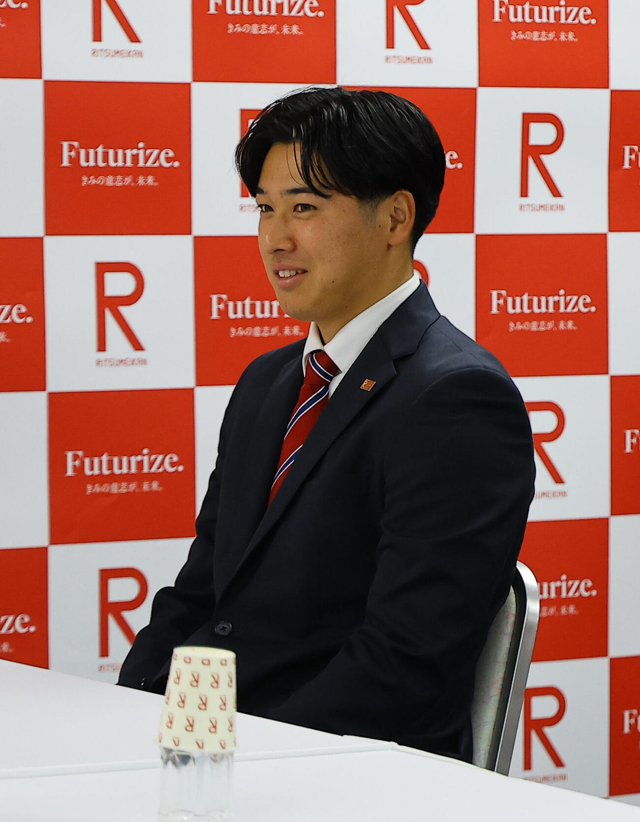 指名あいさつを受けたソフトバンクドラフト2位の立命大・有馬伽久は笑顔を見せる（撮影・上田博志）