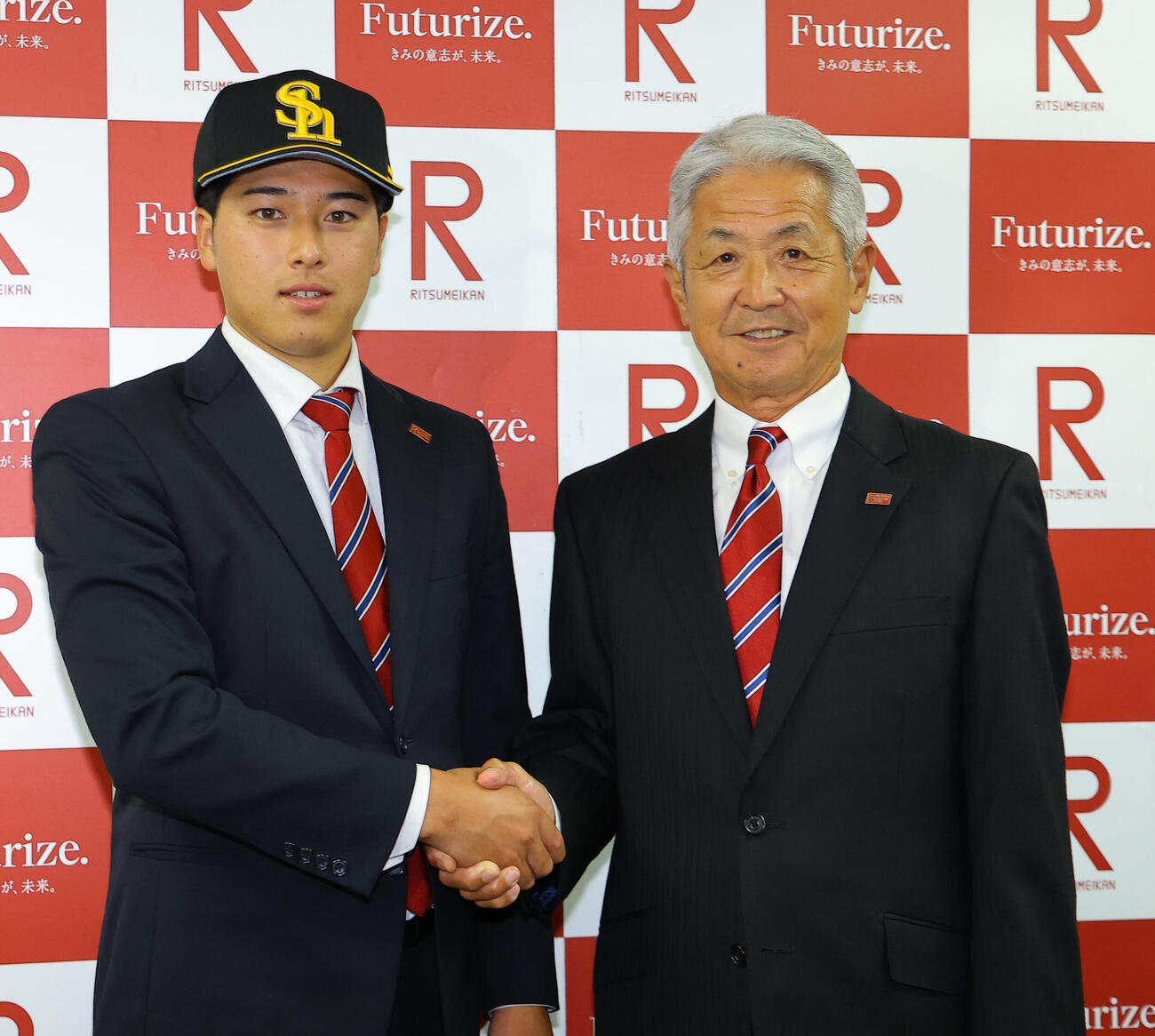ソフトバンクから指名あいさつを受けたドラフト2位の立命大・有馬伽久（左）は片山正之監督と握手を交わす（撮影・上田博志）