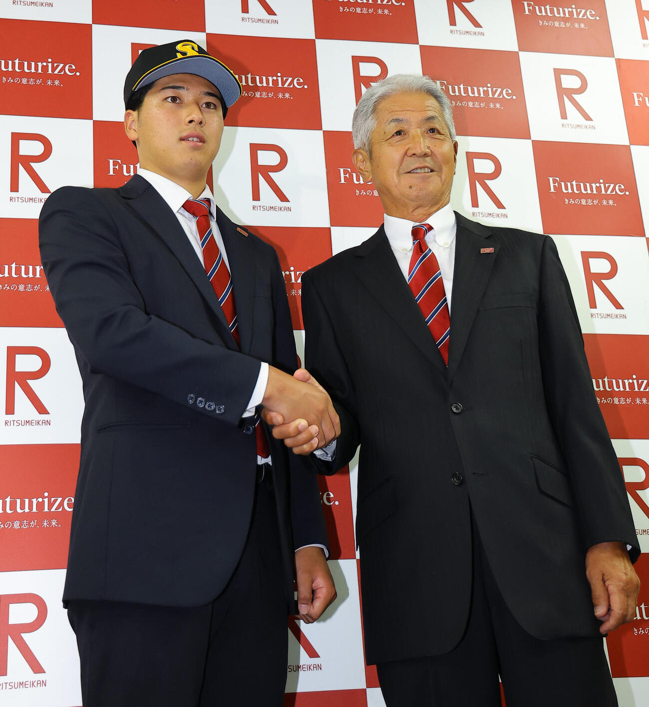 ソフトバンクから指名あいさつを受けたドラフト2位の立命大・有馬伽久（左）は片山正之監督と握手を交わす（撮影・上田博志）
