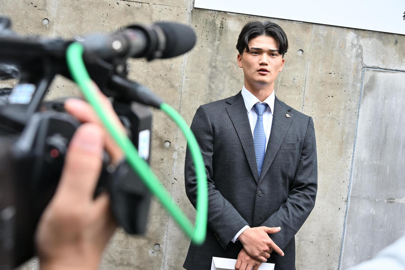 来期構想外を告げられ報道陣の取材に応じるソフトバンク田上奏大（撮影・林敢治）