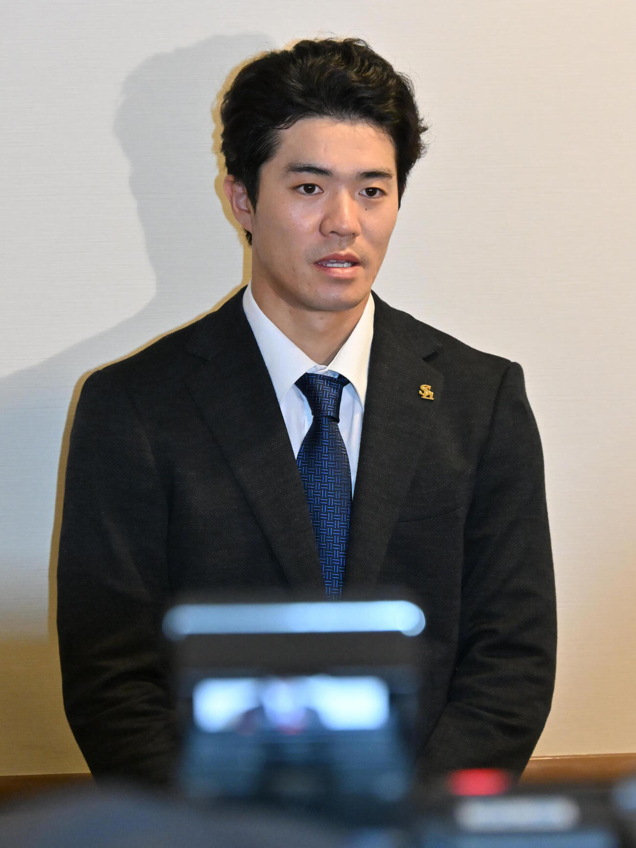 戦力外通告を受け報道陣の取材に応じるソフトバンク相良雅斗（撮影・林敢治）