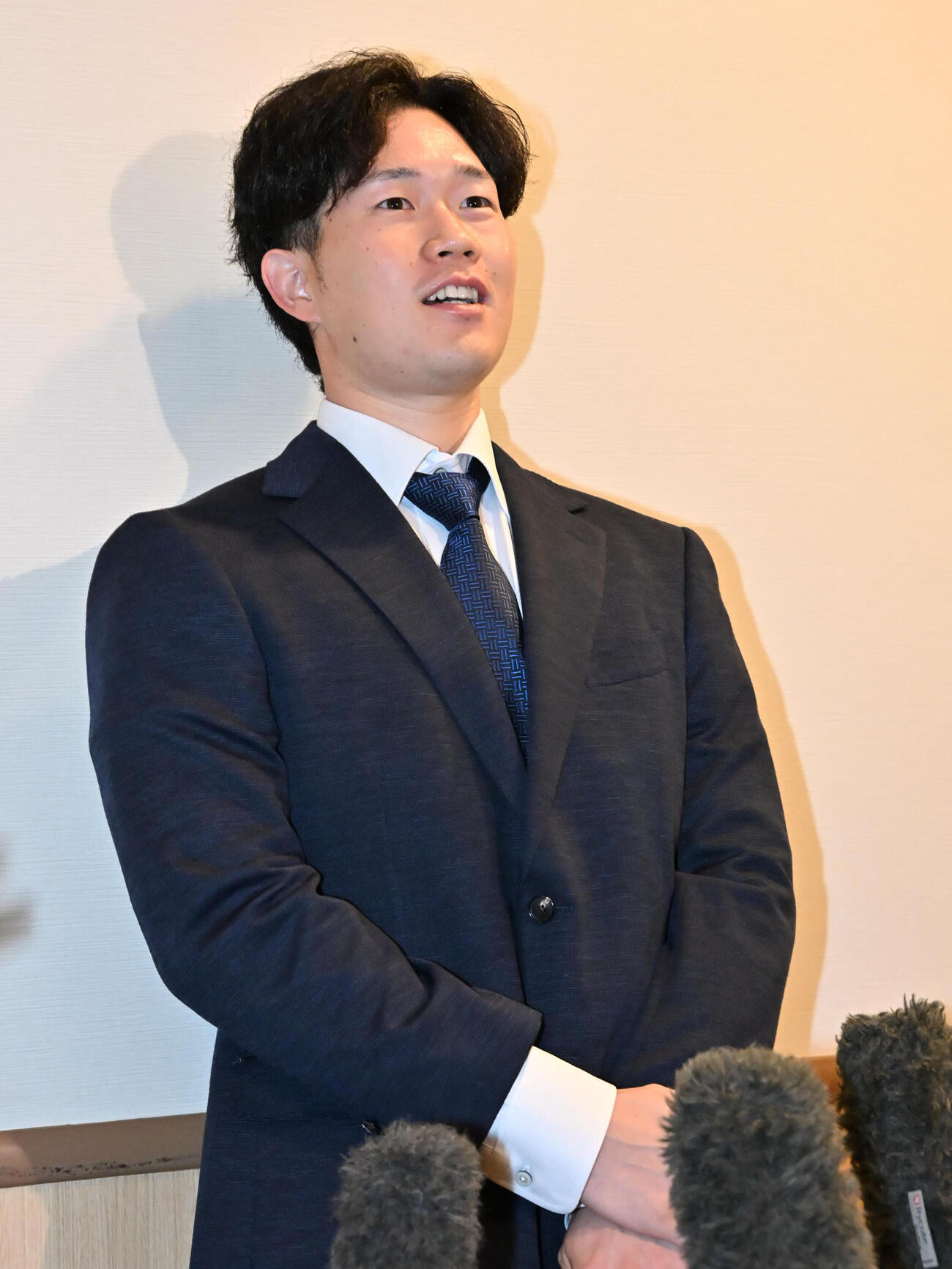 戦力外通告を受け報道陣の取材に応じるソフトバンク安徳駿（撮影・林敢治）