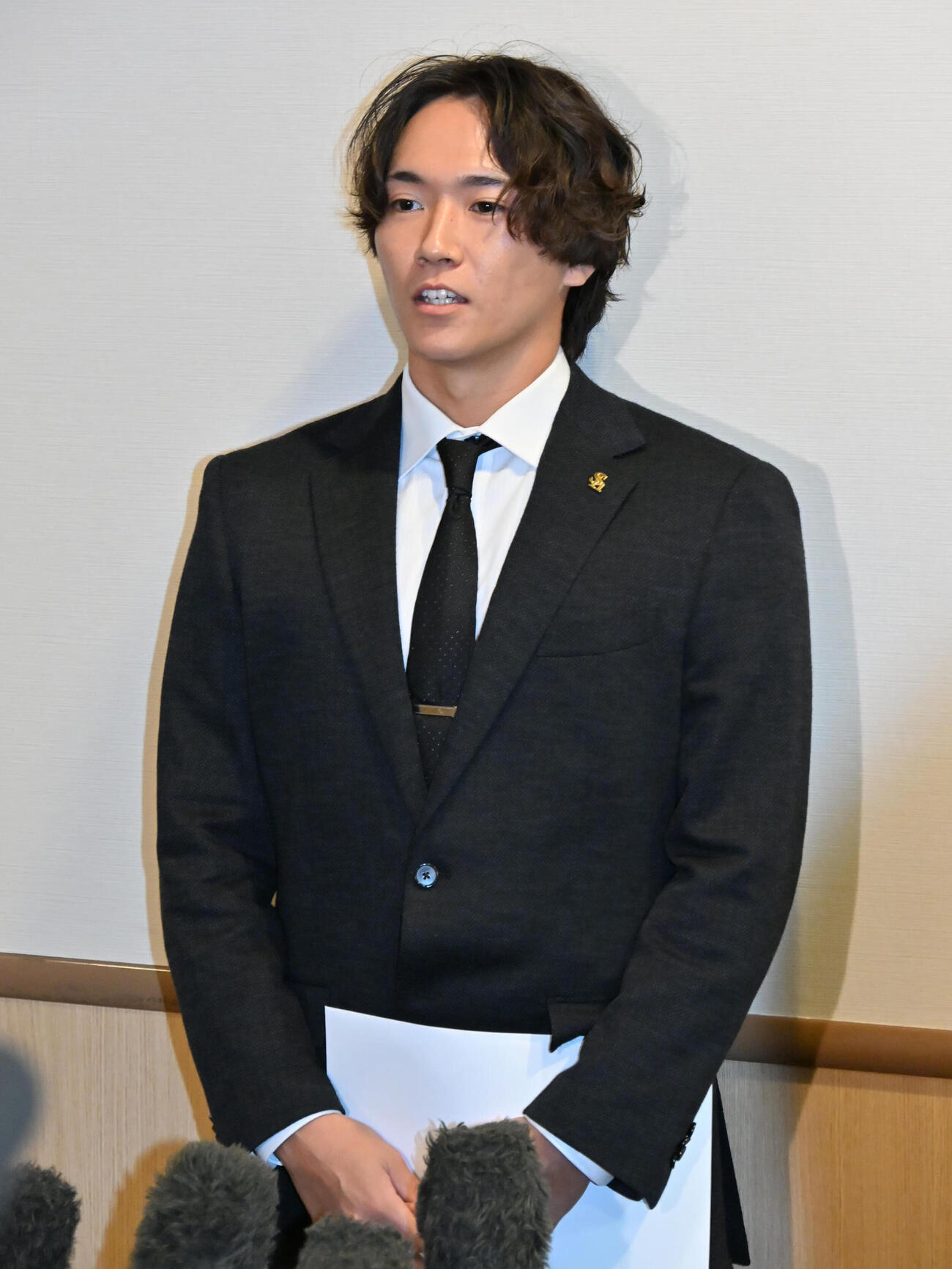 戦力外通告を受け報道陣の取材に応じるソフトバンク木村大成（撮影・林敢治）