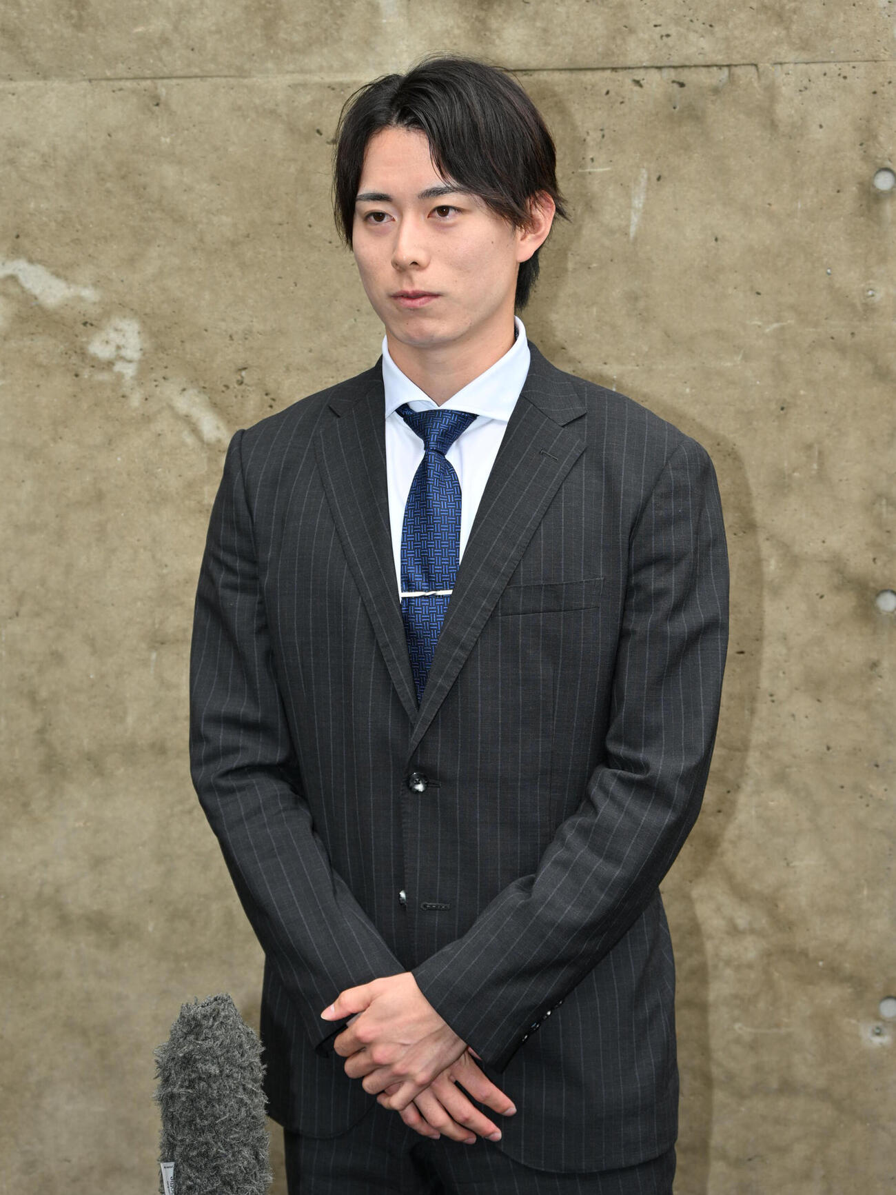 来期構想外を告げられ報道陣の取材に応じるソフトバンク川口冬弥（撮影・林敢治）