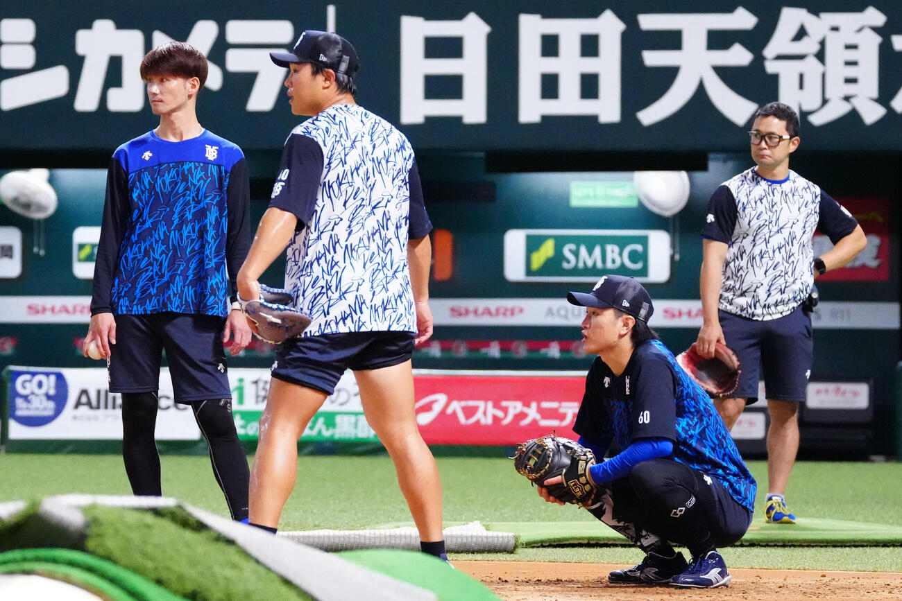 みずほペイペイドームでの練習に臨むDeNA井上朋也（手前左）と古市尊（同右）（撮影・江口和貴）