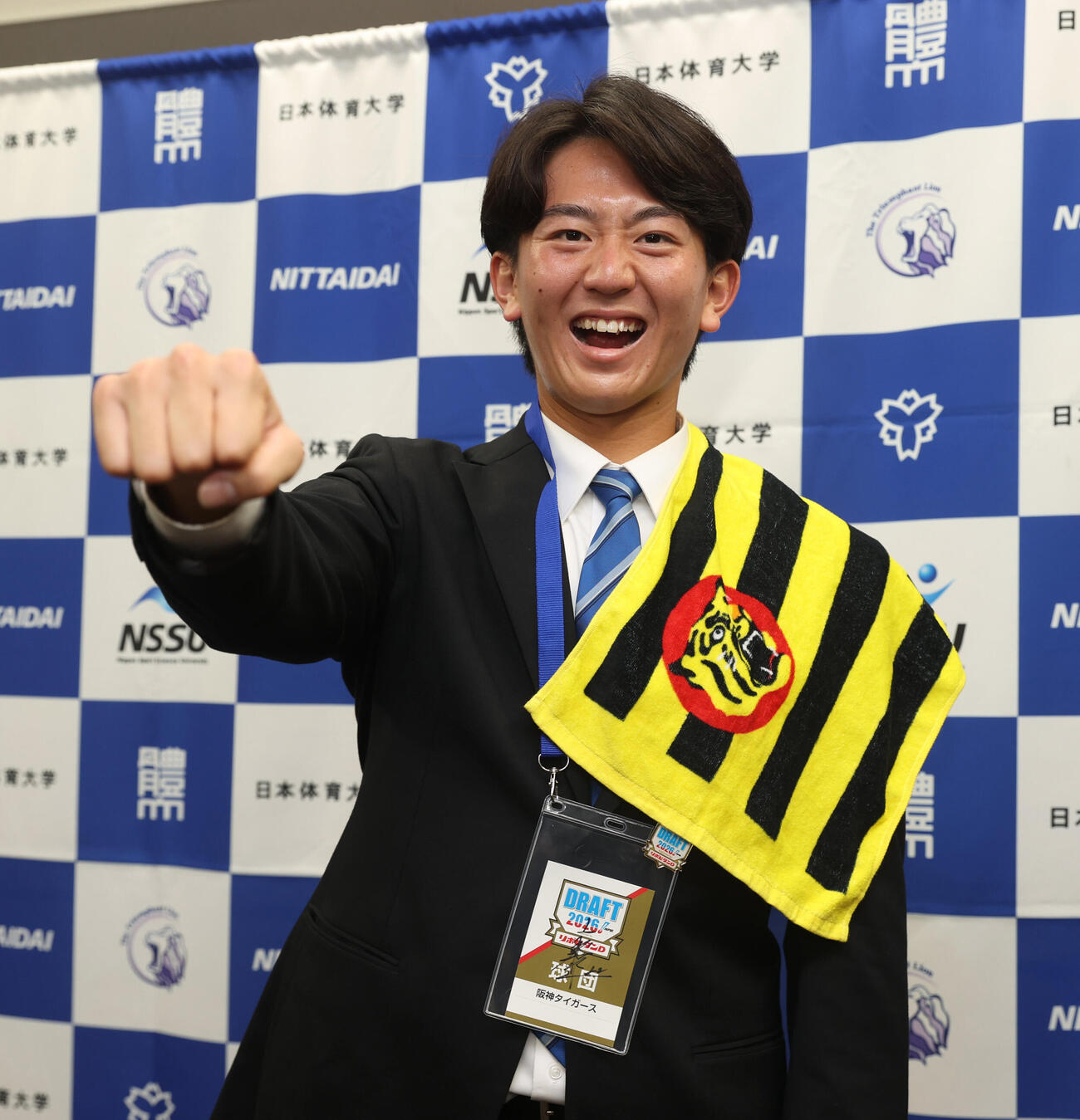 阪神の指名あいさつを受けた後、ドラフト2位の日体大・馬場拓海はポーズを決める（撮影・柴田隆二）