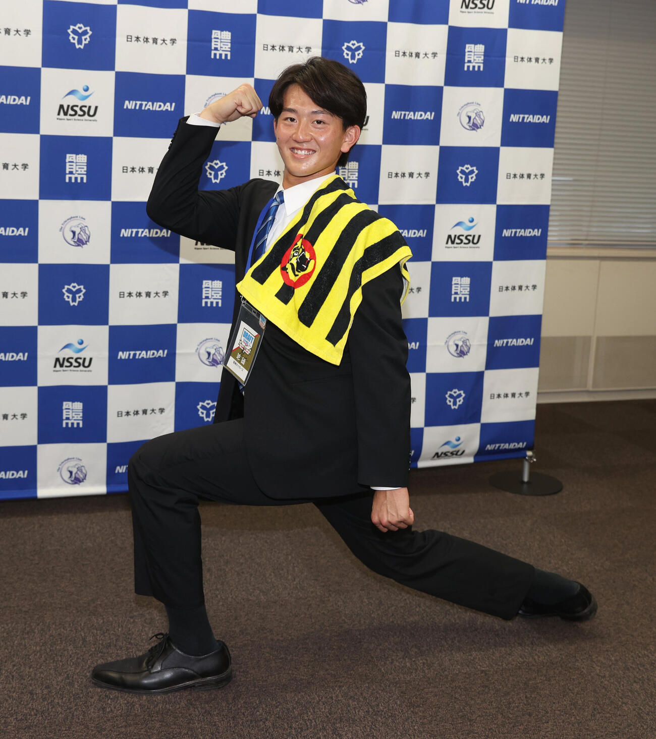 日体大名物の応援スタイル「エッサッサ」を披露する阪神2位の日体大・馬場拓海（撮影・柴田隆二）