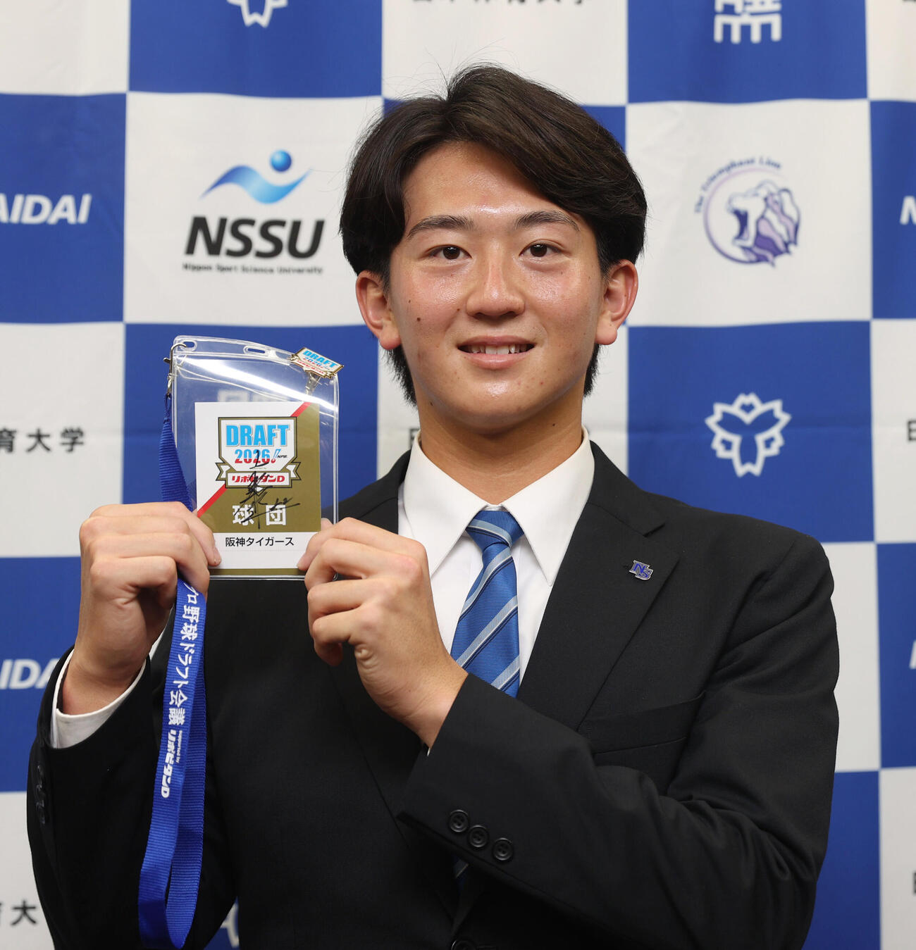 阪神2位指名の日体大・馬場拓海は藤川球児監督のサイン入りのドラフト会議入館証を持つ（撮影・柴田隆二）