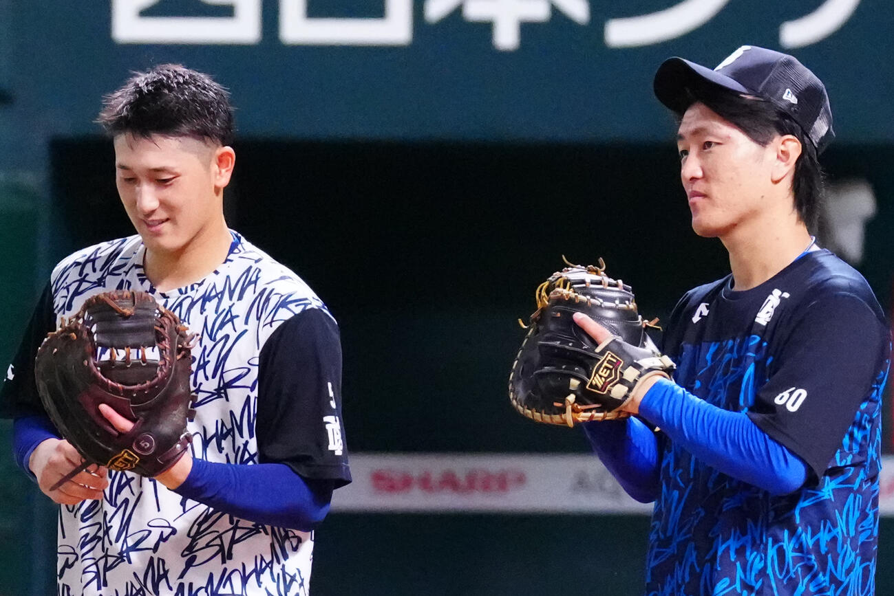 みずほペイペイドームでの練習に臨むDeNA古市尊（右）と松尾汐恩（撮影・江口和貴）