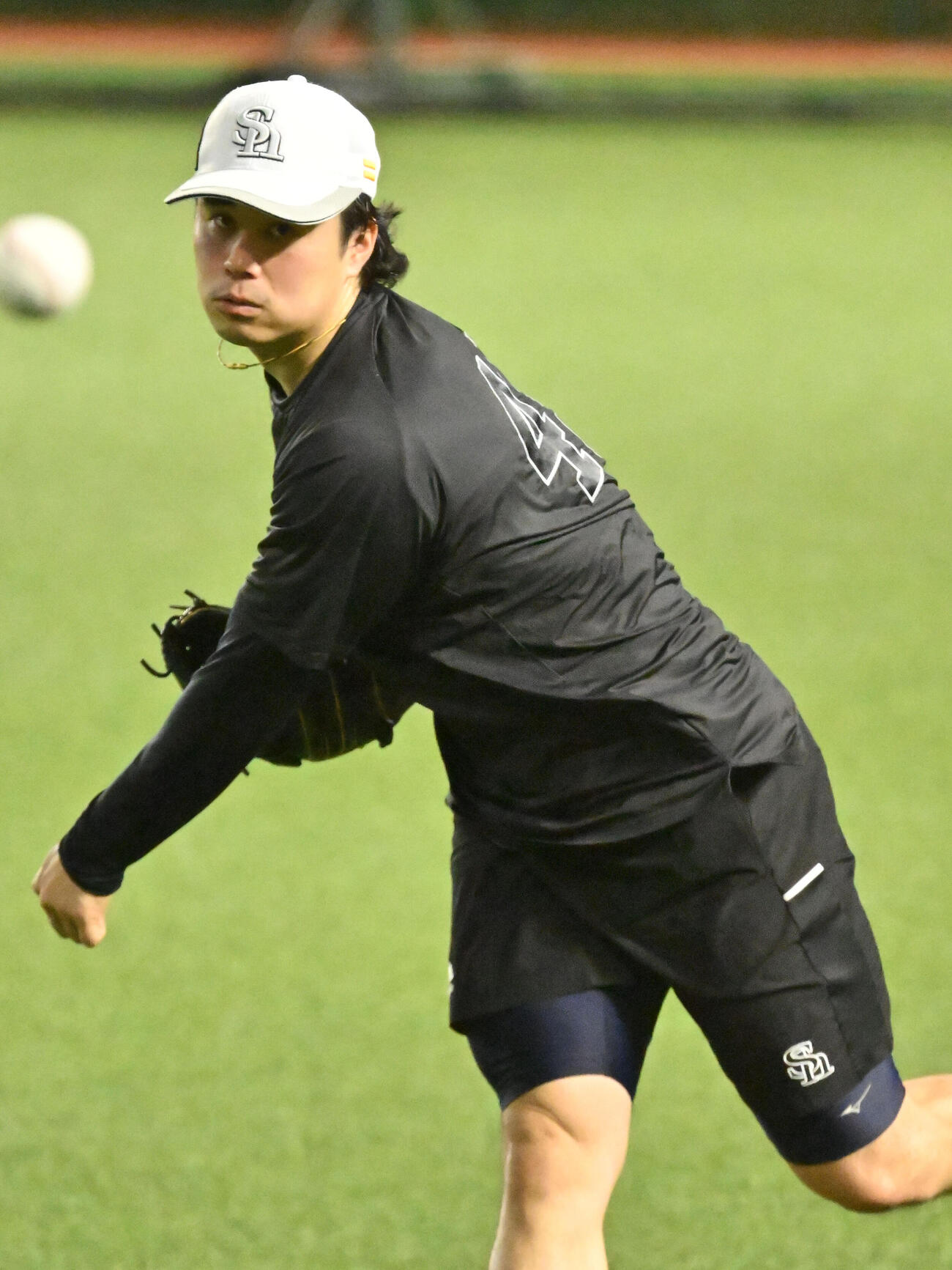 調整するソフトバンク松本晴（撮影・林敢治）