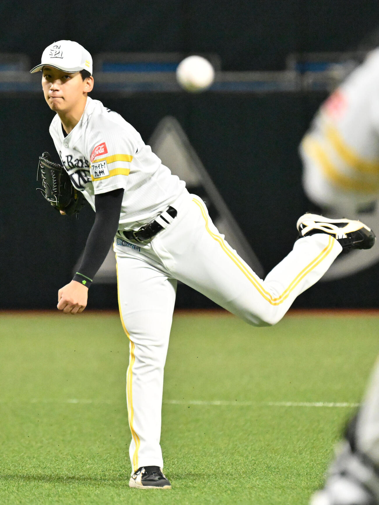 投球練習を行うソフトバンク前田悠伍（撮影・林敢治）