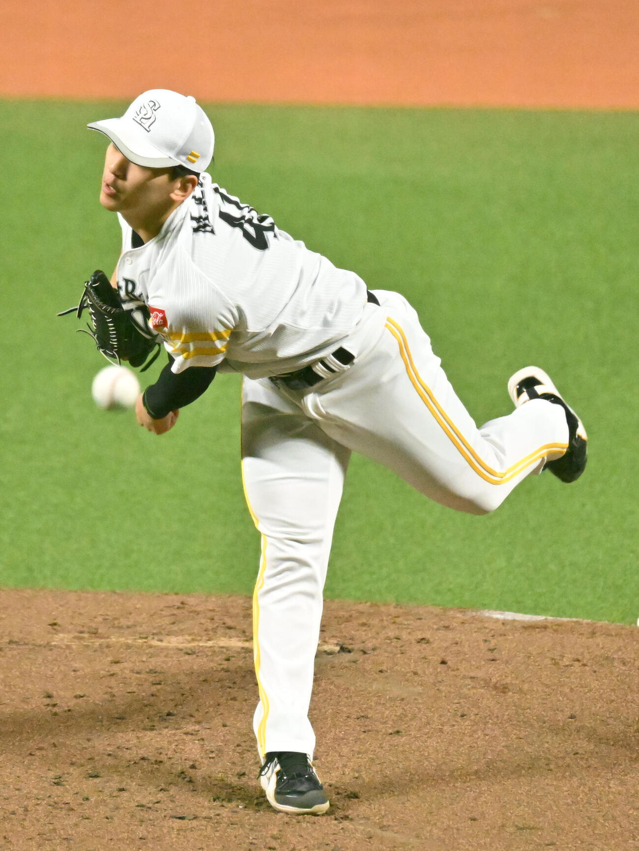 投球練習を行うソフトバンク前田悠伍（撮影・林敢治）