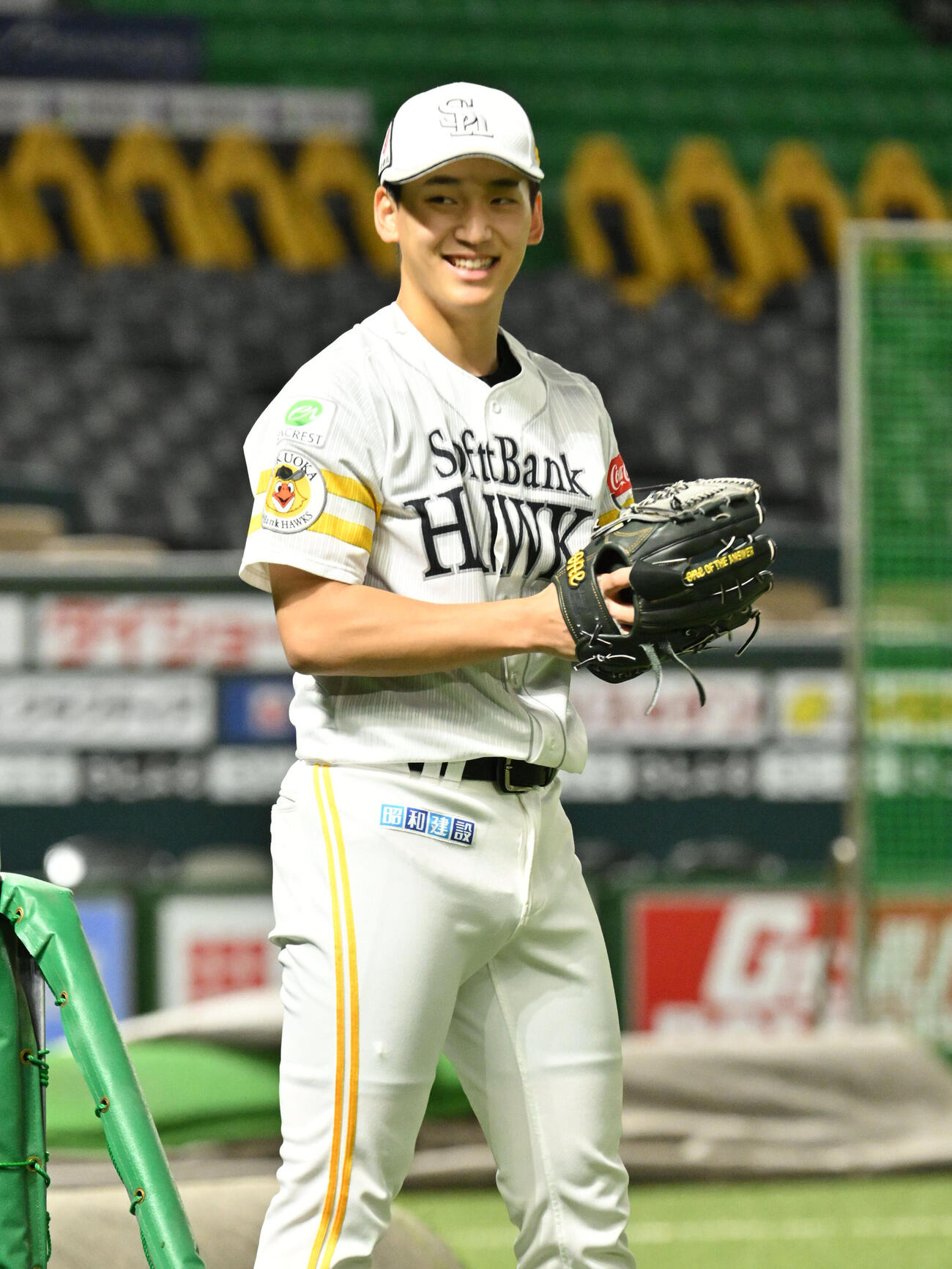 笑顔を見せるソフトバンク前田悠伍（撮影・林敢治）