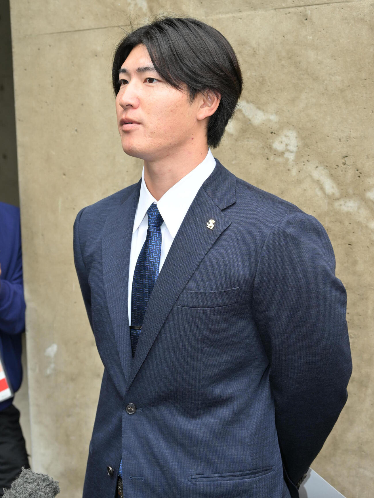 来期構想外を告げられ報道陣の取材に応じるソフトバンク重松　凱人（撮影・林敢治）