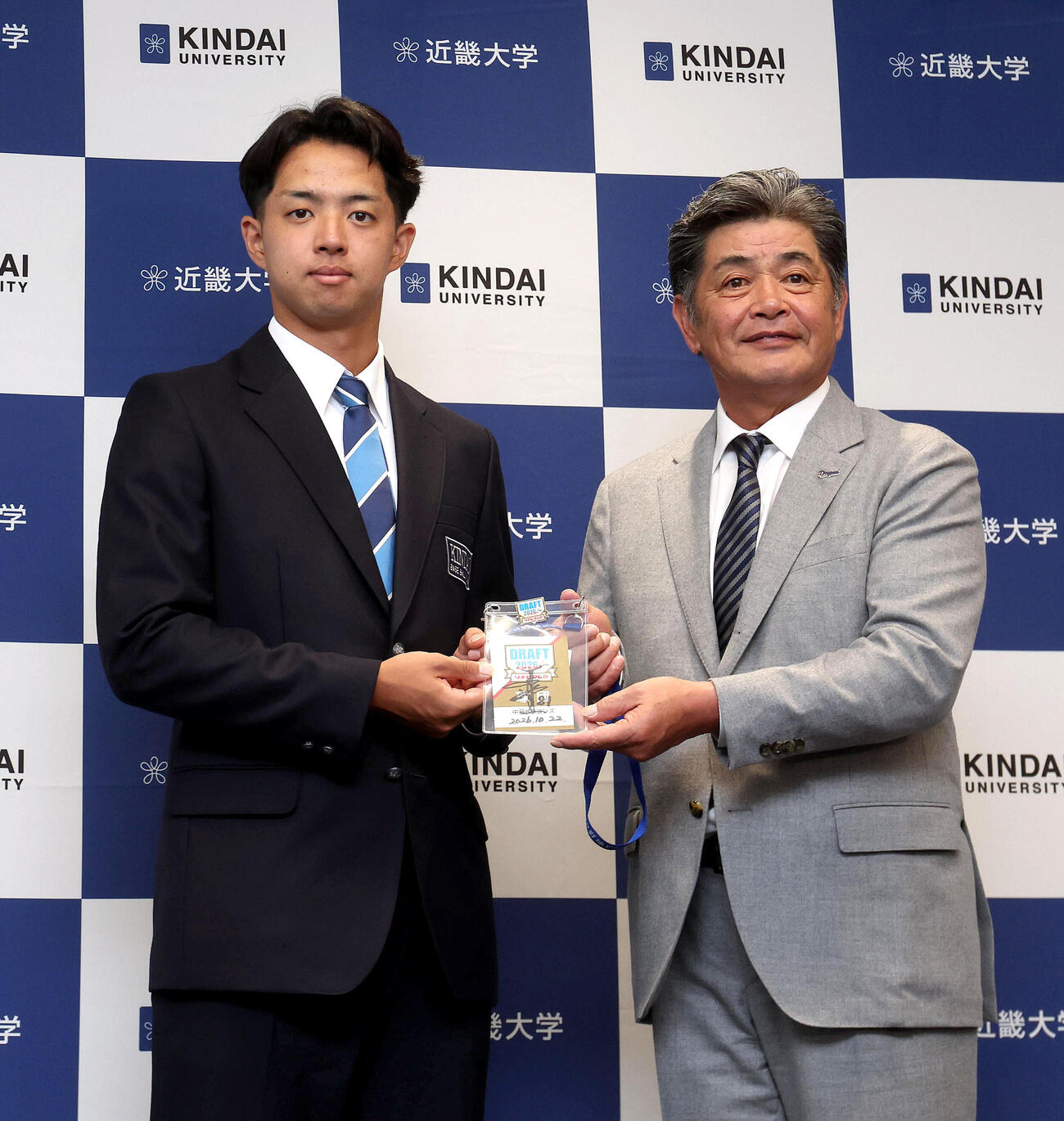 サイン入りドラフト会議のIDを持って記念写真に納まる中日ドラフト1位の近大・宮原廉（左）と工藤公康監督（撮影・白石智彦）