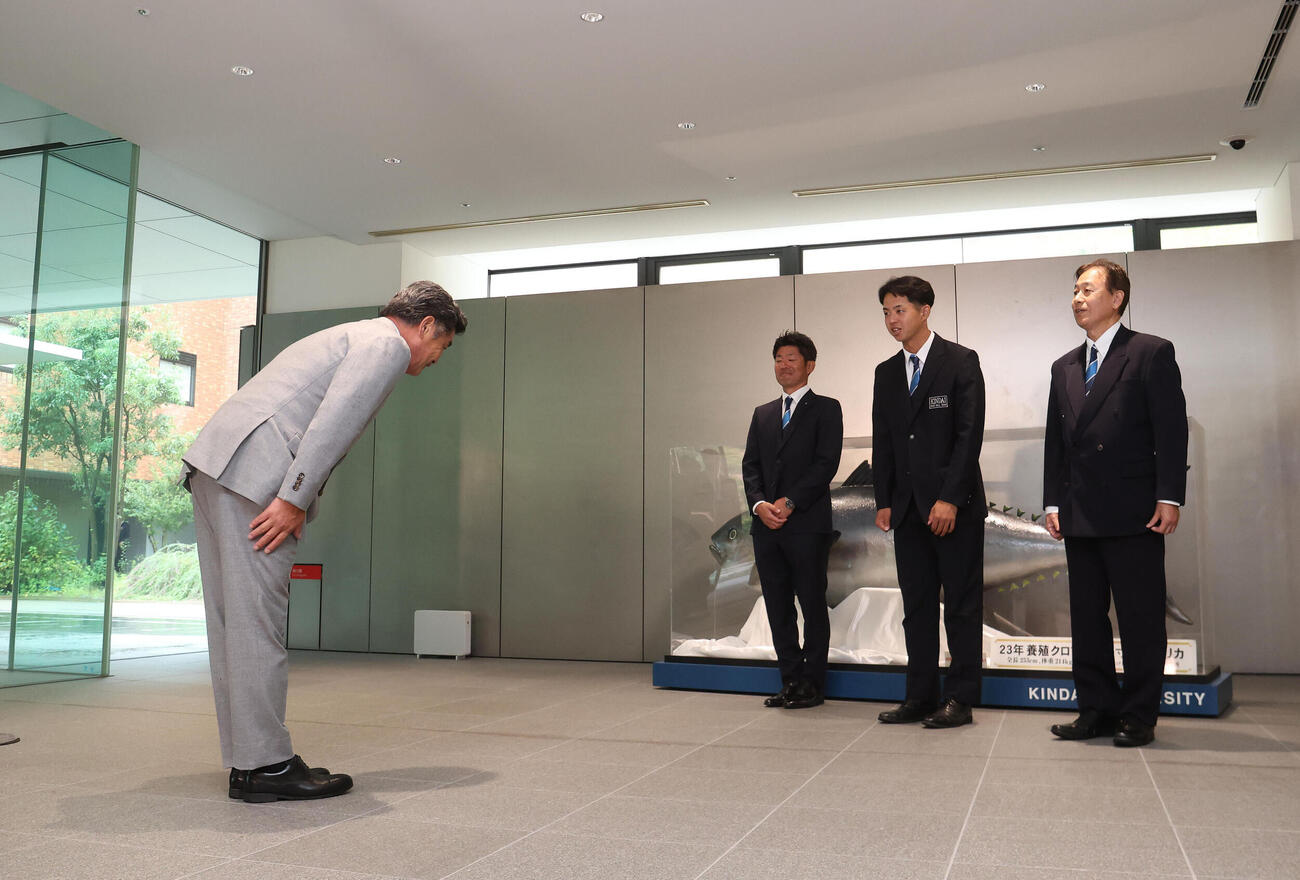 指名あいさつで近畿大学に来校しドラフト1位の宮原廉（右列中央）に一礼する中日工藤公康監督（撮影・白石智彦）