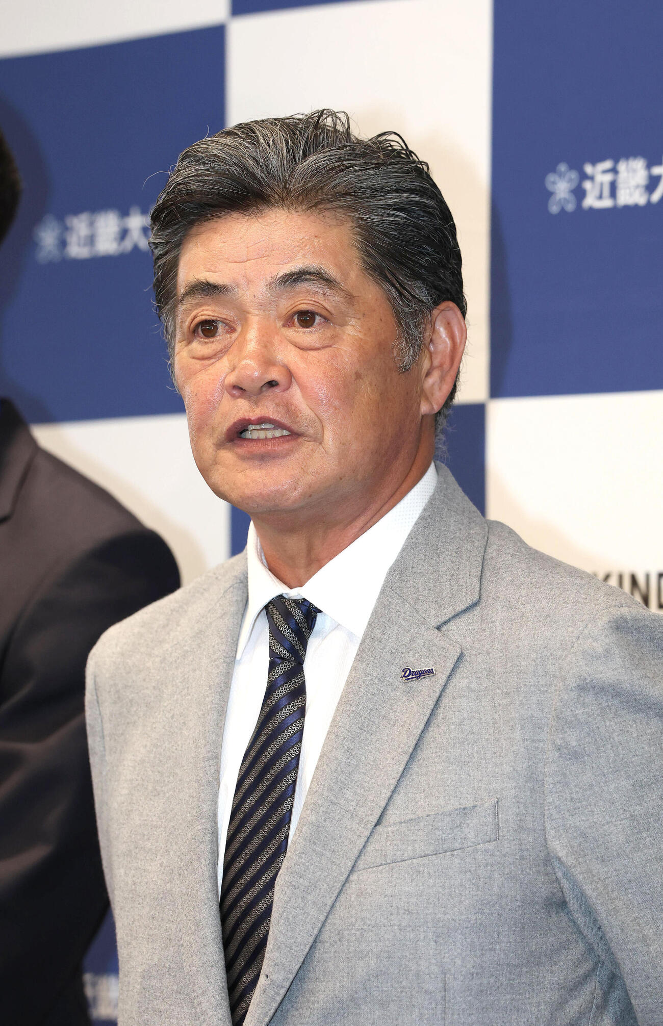 中日ドラフト1位近大・宮原廉の指名あいさつを終え取材に応じる工藤公康監督（撮影・白石智彦）
