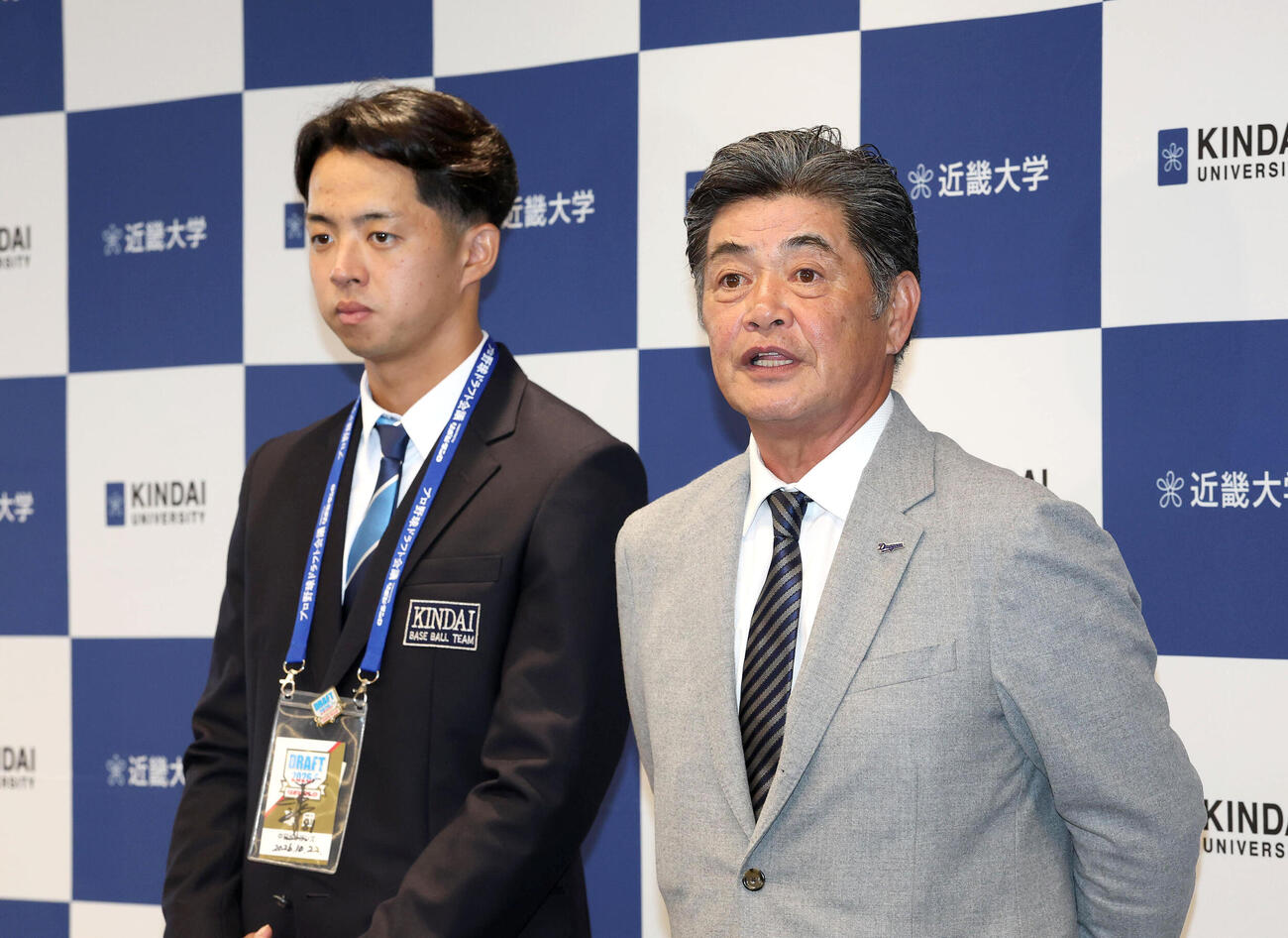 中日ドラフト1位近大・宮原廉（左）の指名あいさつを終え取材に応じる工藤公康監督（撮影・白石智彦）