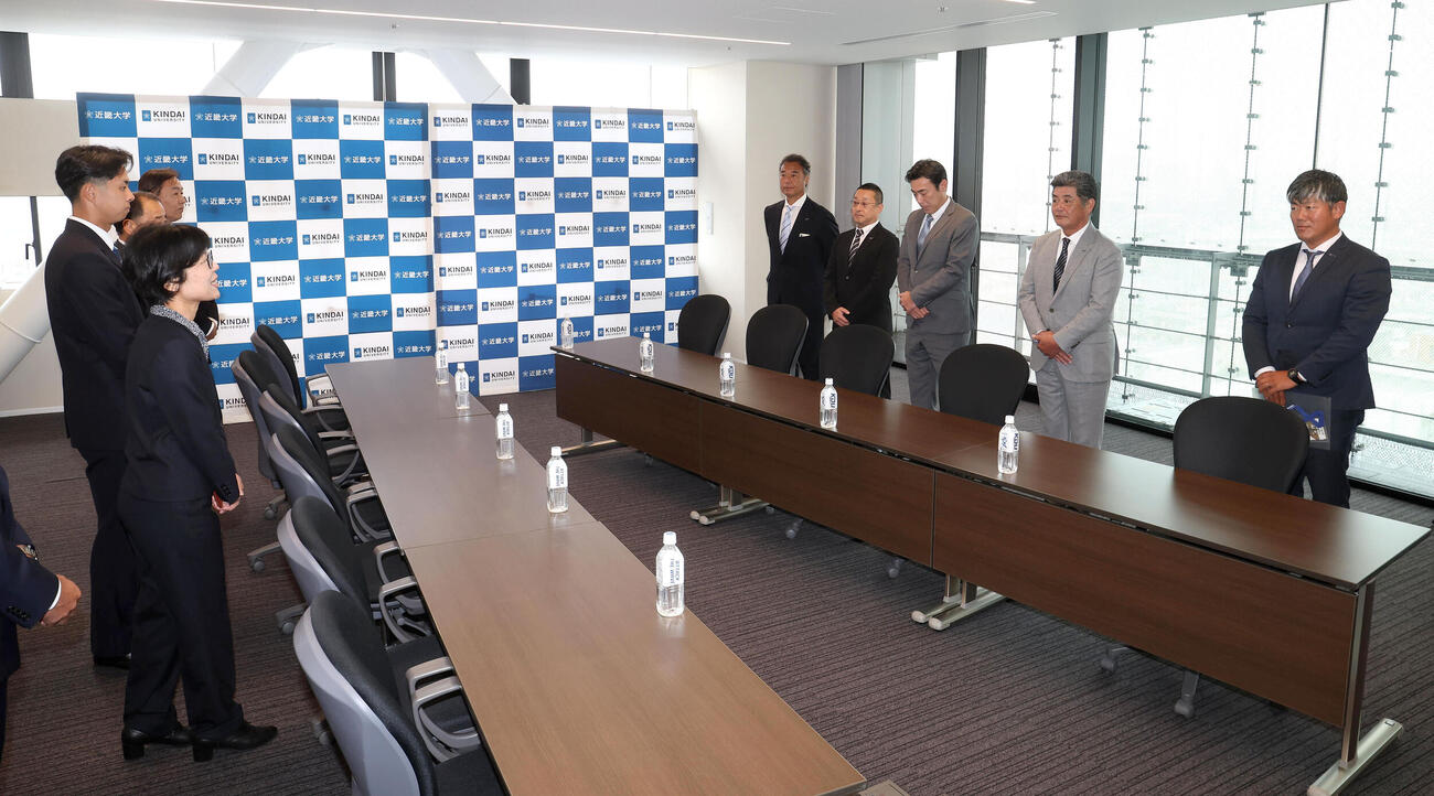 指名あいさつで近畿大学に来校しドラフト1位の宮原廉（左）ら関係者と顔を合わせる中日工藤公康監督（右から2人目）（撮影・白石智彦）