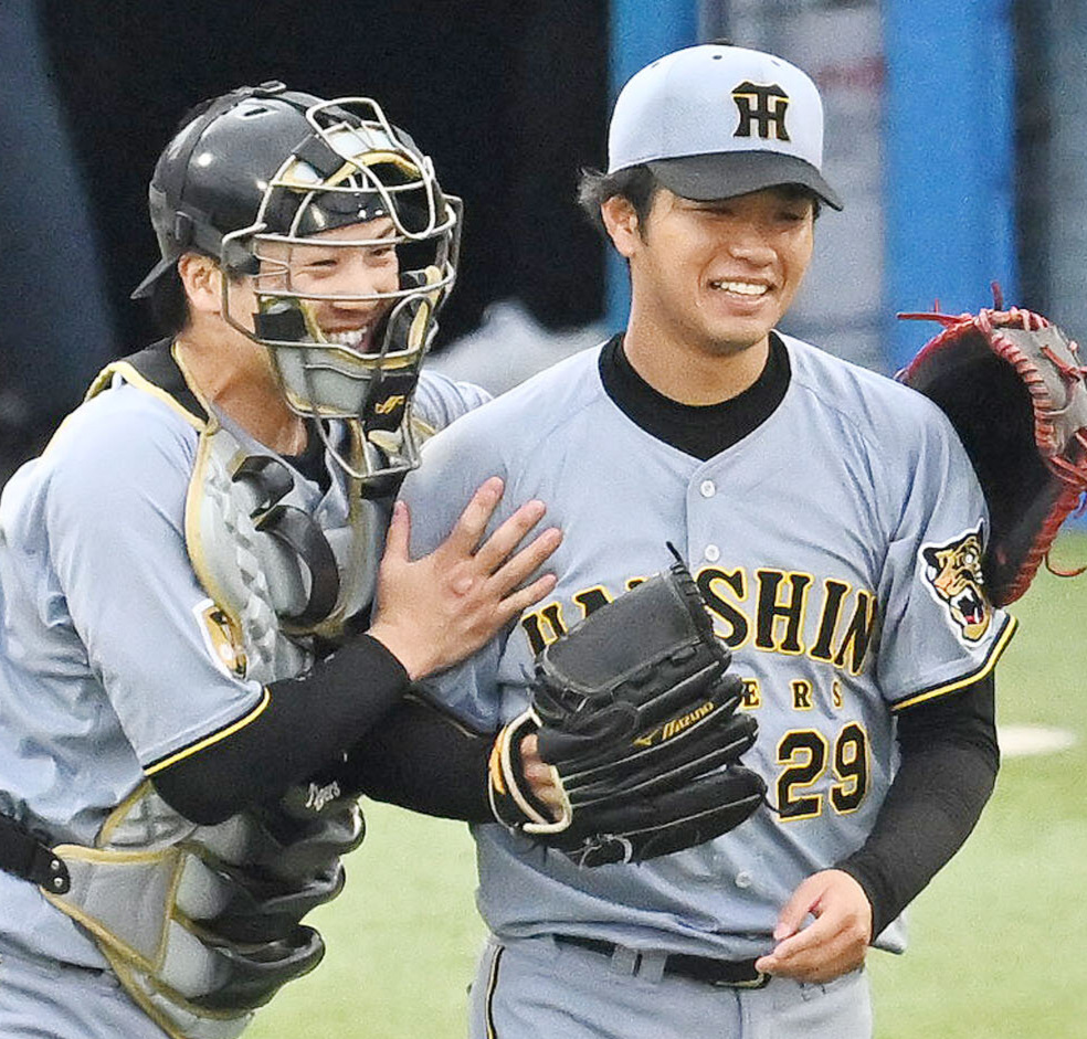 完封勝利に笑顔の阪神高橋遥人（右）と伏見寅威（2026年4月撮影）